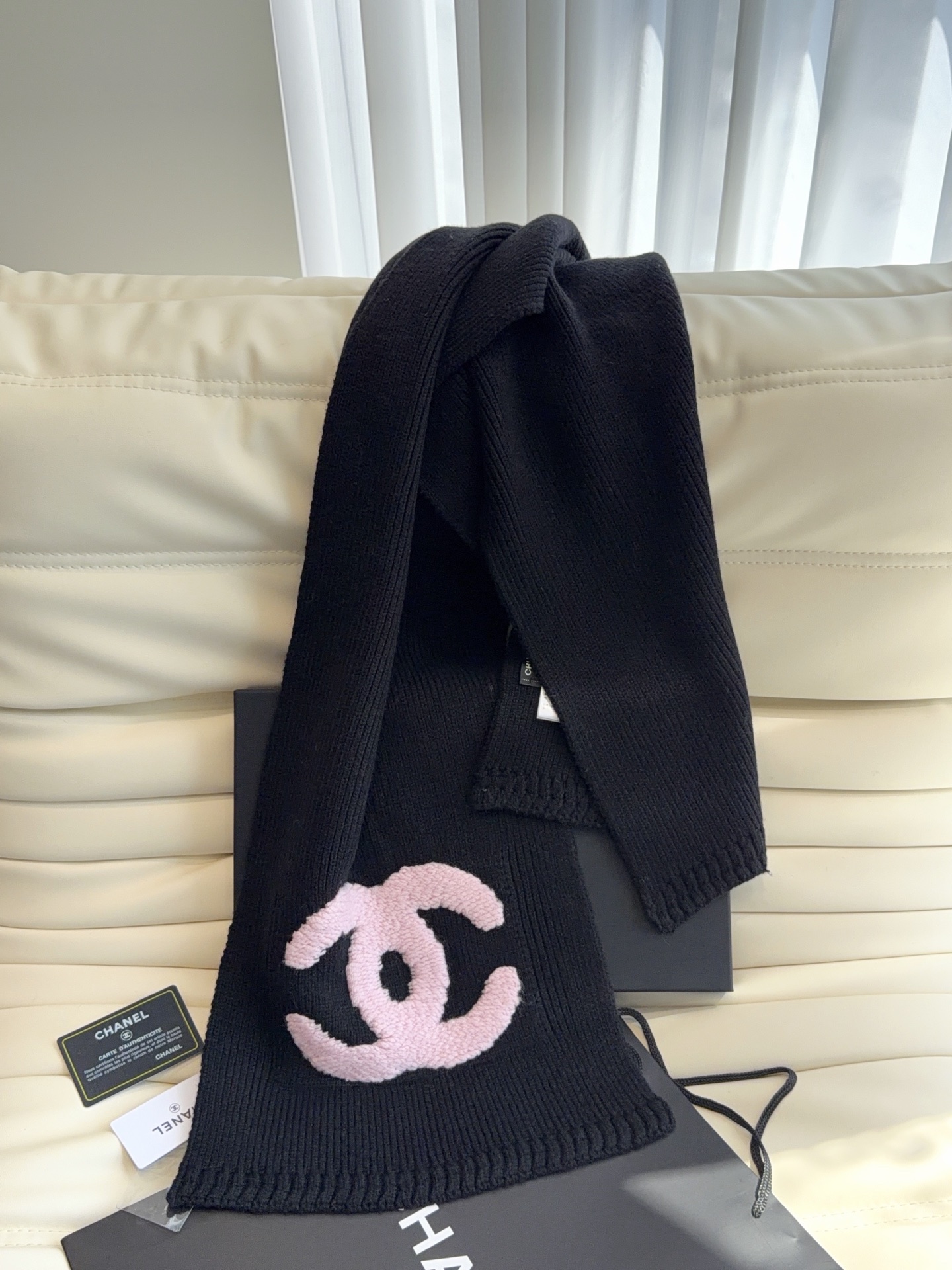 CHANEL【新款来袭】香奈儿专柜最新编织系列！这是一个特别稀有的款式，这也是小香家第一款采用纯色针织工艺的围巾！肯定会