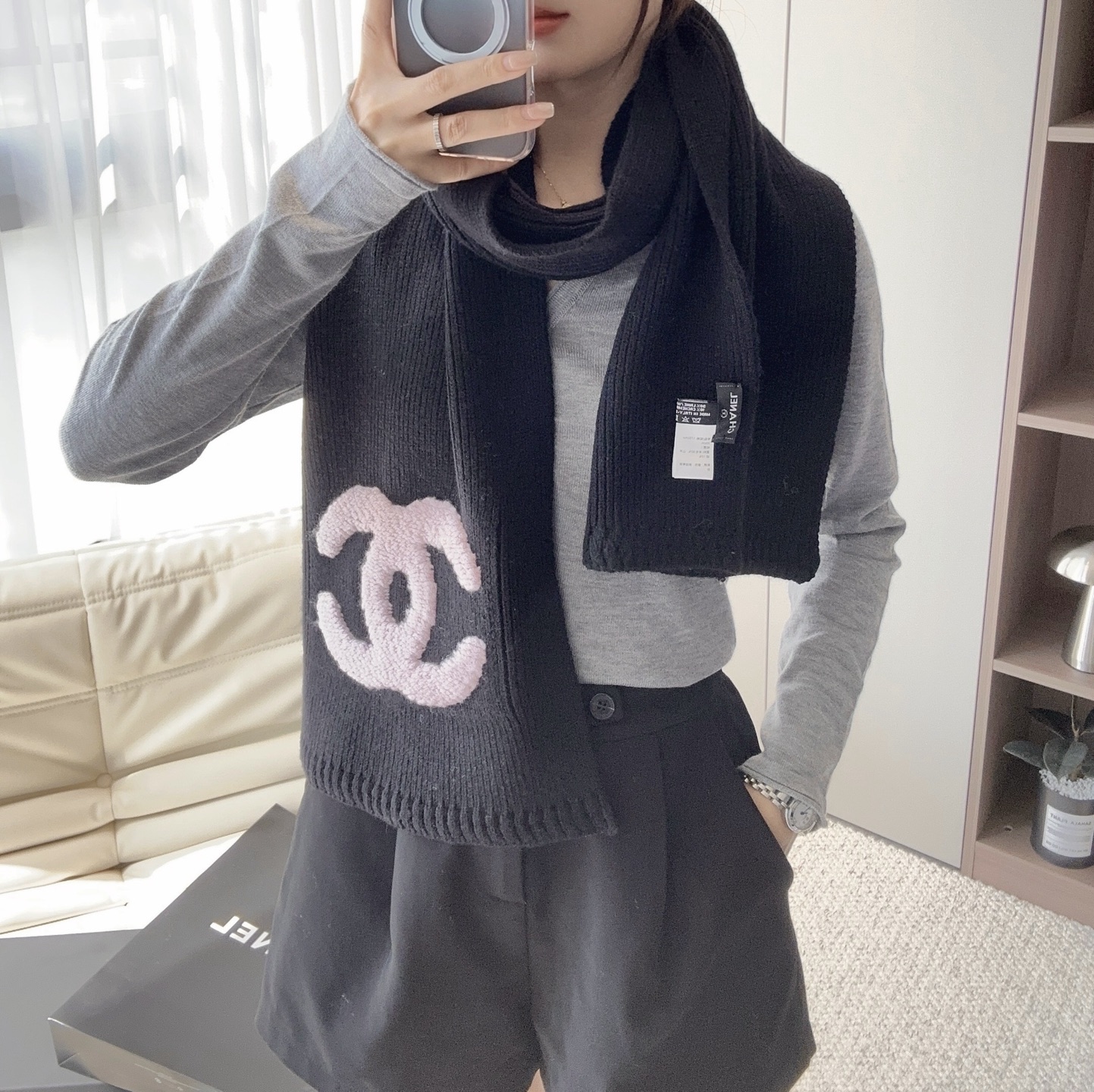 CHANEL【新款来袭】香奈儿专柜最新编织系列！这是一个特别稀有的款式，这也是小香家第一款采用纯色针织工艺的围巾！肯定会