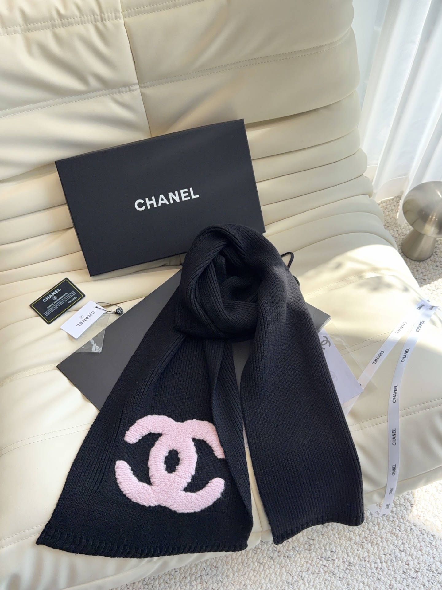 CHANEL【新款来袭】香奈儿专柜最新编织系列！这是一个特别稀有的款式，这也是小香家第一款采用纯色针织工艺的围巾！肯定会