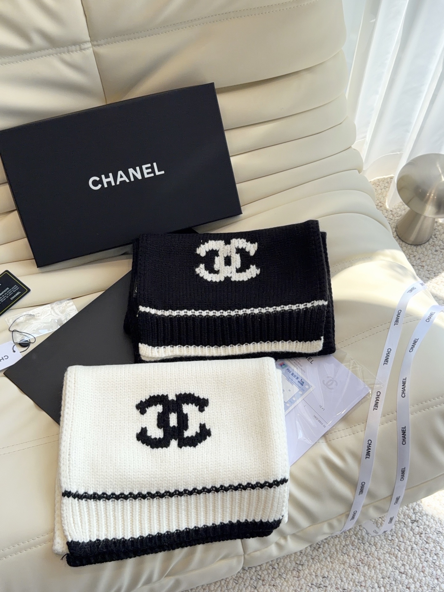 CHANEL【新款来袭】香奈儿专柜最新编织系列！这是一个特别稀有的款式，这也是小香家第一款采用纯色针织工艺的围巾！肯定会