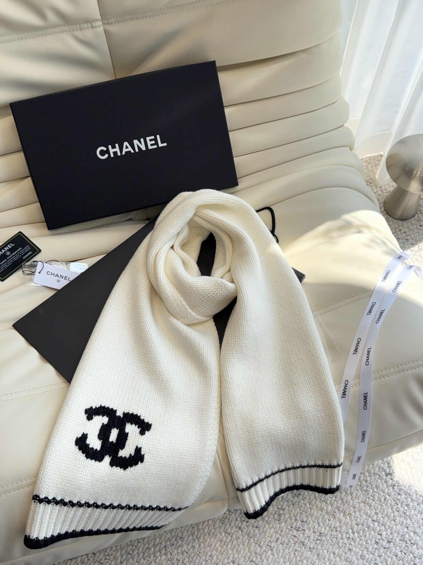CHANEL【新款来袭】香奈儿专柜最新编织系列！这是一个特别稀有的款式，这也是小香家第一款采用纯色针织工艺的围巾！肯定会