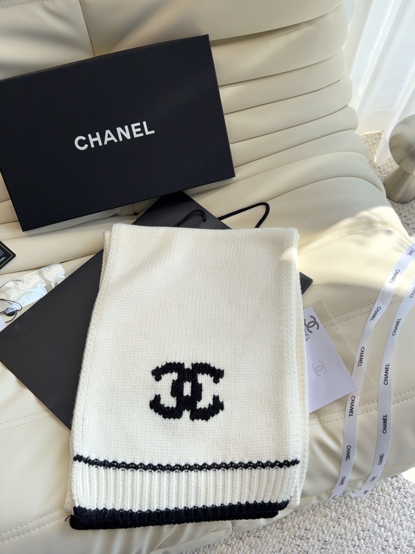 CHANEL【新款来袭】香奈儿专柜最新编织系列！这是一个特别稀有的款式，这也是小香家第一款采用纯色针织工艺的围巾！肯定会