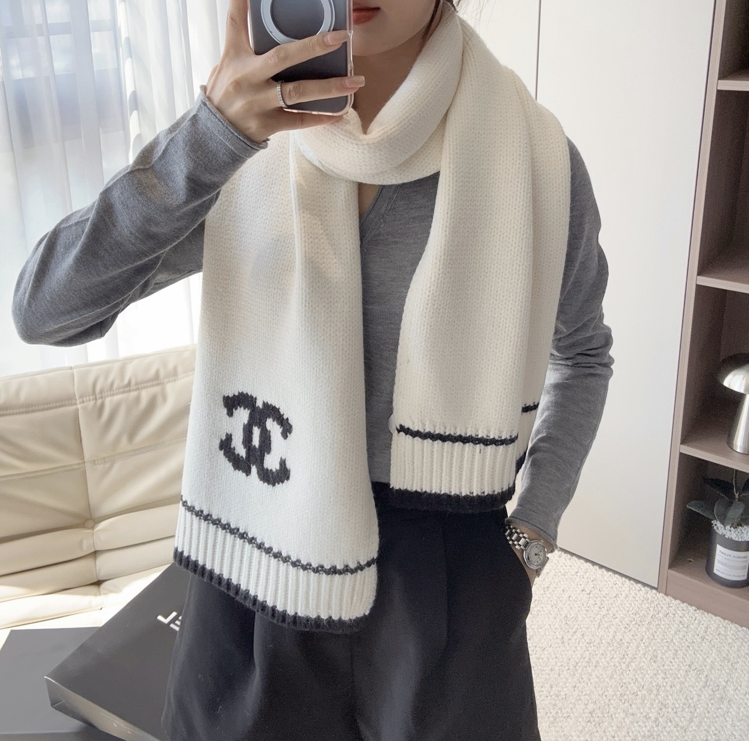 CHANEL【新款来袭】香奈儿专柜最新编织系列！这是一个特别稀有的款式，这也是小香家第一款采用纯色针织工艺的围巾！肯定会