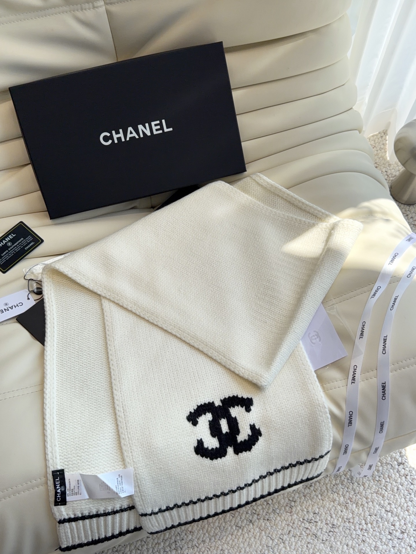 CHANEL【新款来袭】香奈儿专柜最新编织系列！这是一个特别稀有的款式，这也是小香家第一款采用纯色针织工艺的围巾！肯定会