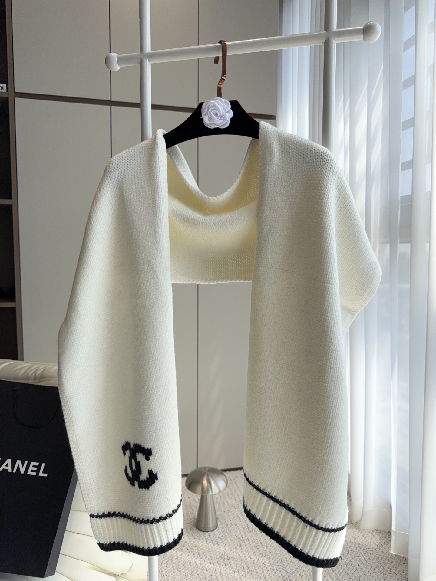 CHANEL【新款来袭】香奈儿专柜最新编织系列！这是一个特别稀有的款式，这也是小香家第一款采用纯色针织工艺的围巾！肯定会