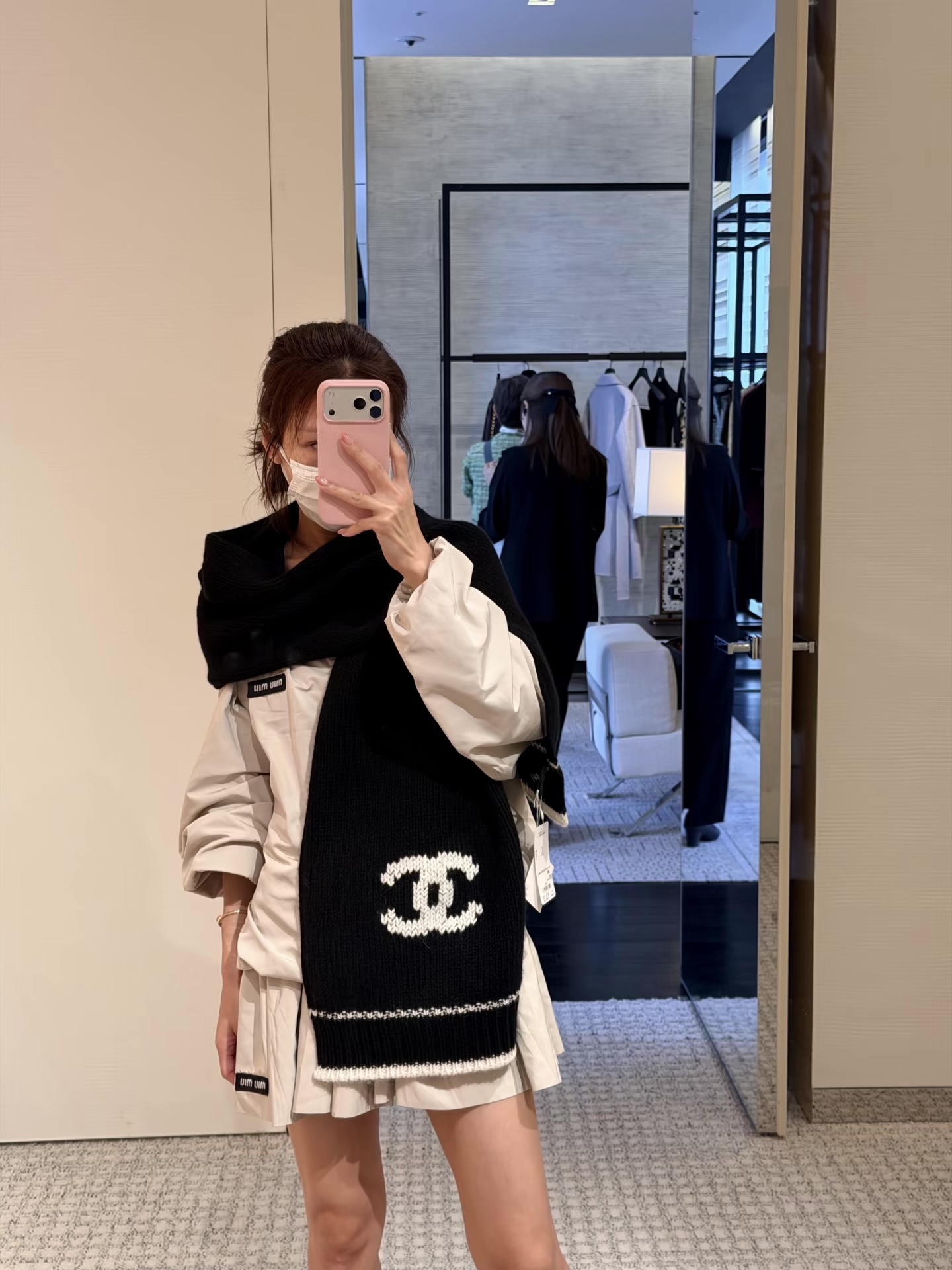CHANEL【新款来袭】香奈儿专柜最新编织系列！这是一个特别稀有的款式，这也是小香家第一款采用纯色针织工艺的围巾！肯定会