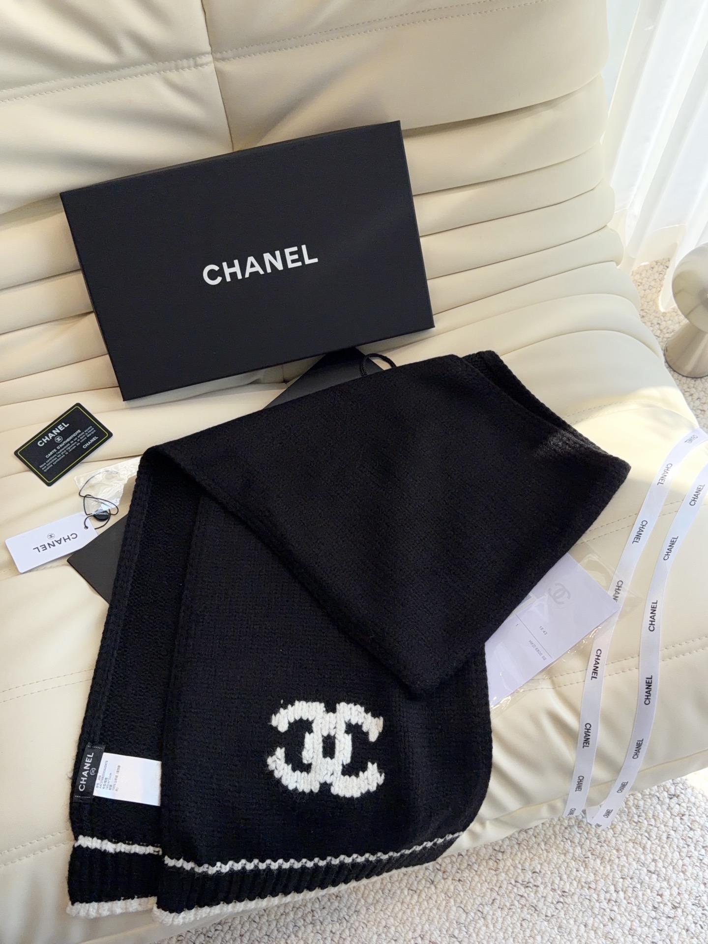CHANEL【新款来袭】香奈儿专柜最新编织系列！这是一个特别稀有的款式，这也是小香家第一款采用纯色针织工艺的围巾！肯定会