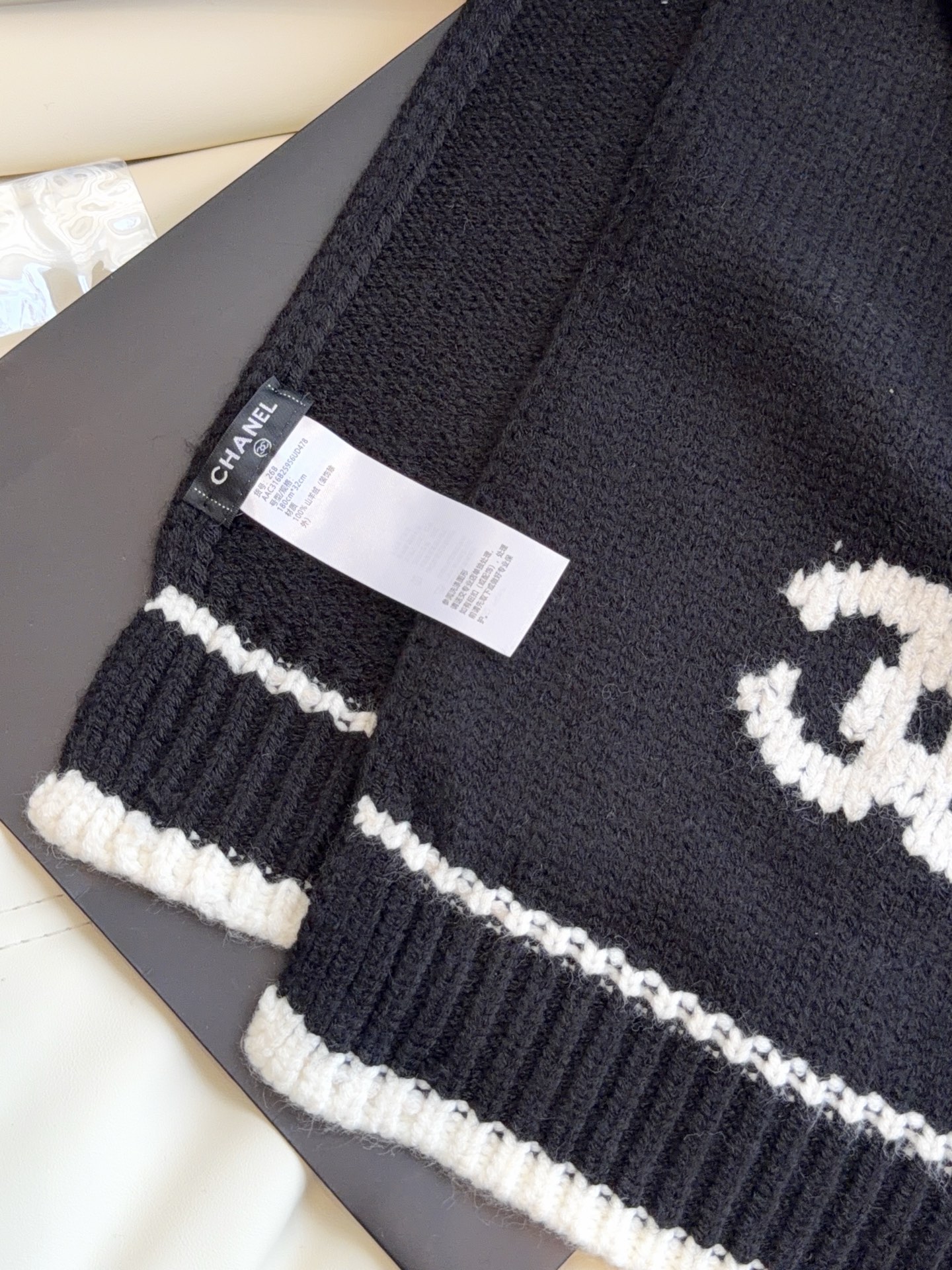 CHANEL【新款来袭】香奈儿专柜最新编织系列！这是一个特别稀有的款式，这也是小香家第一款采用纯色针织工艺的围巾！肯定会