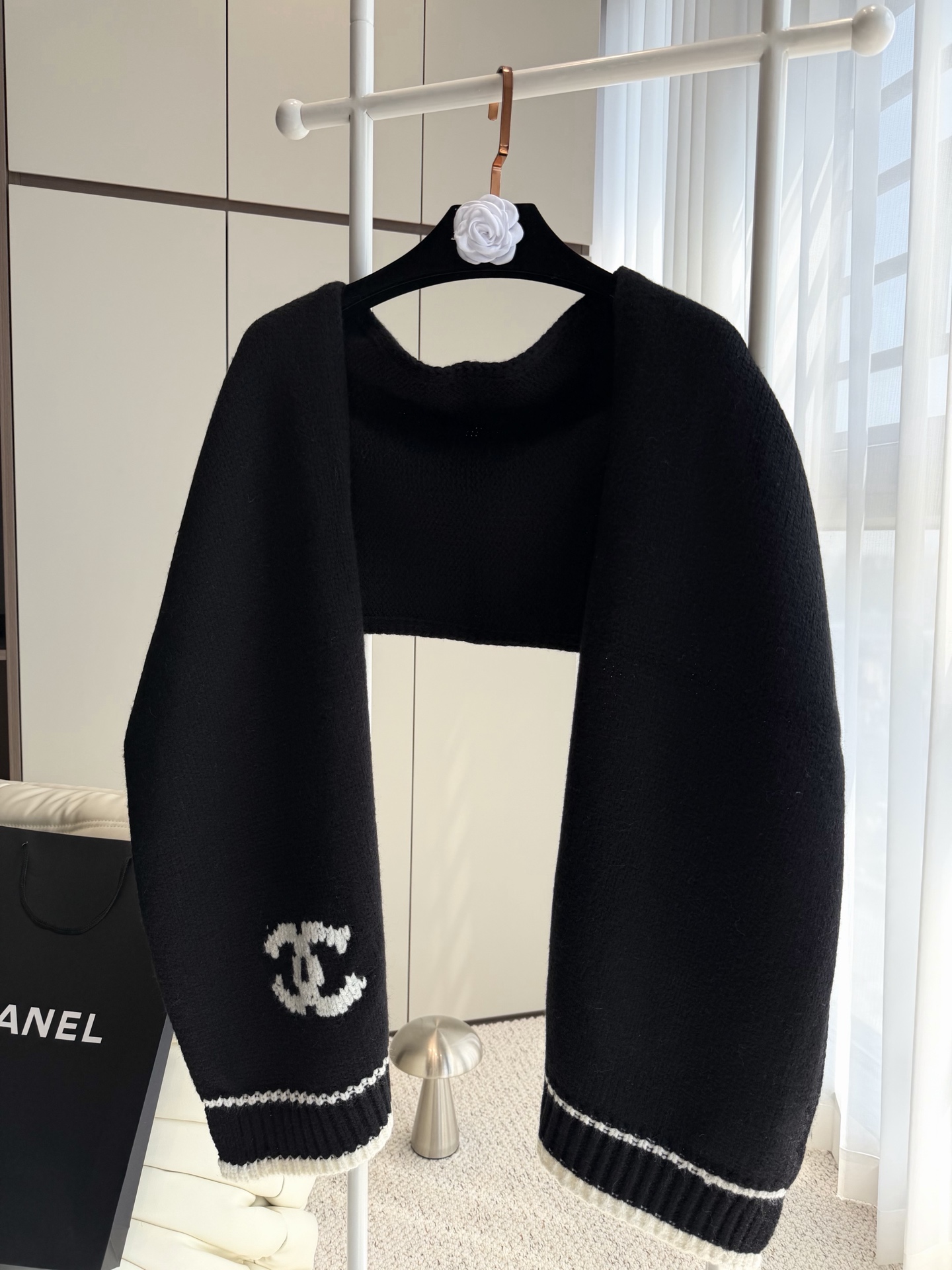 CHANEL【新款来袭】香奈儿专柜最新编织系列！这是一个特别稀有的款式，这也是小香家第一款采用纯色针织工艺的围巾！肯定会