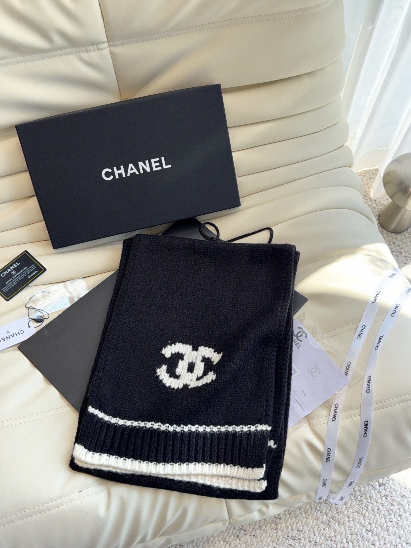 CHANEL【新款来袭】香奈儿专柜最新编织系列！这是一个特别稀有的款式，这也是小香家第一款采用纯色针织工艺的围巾！肯定会