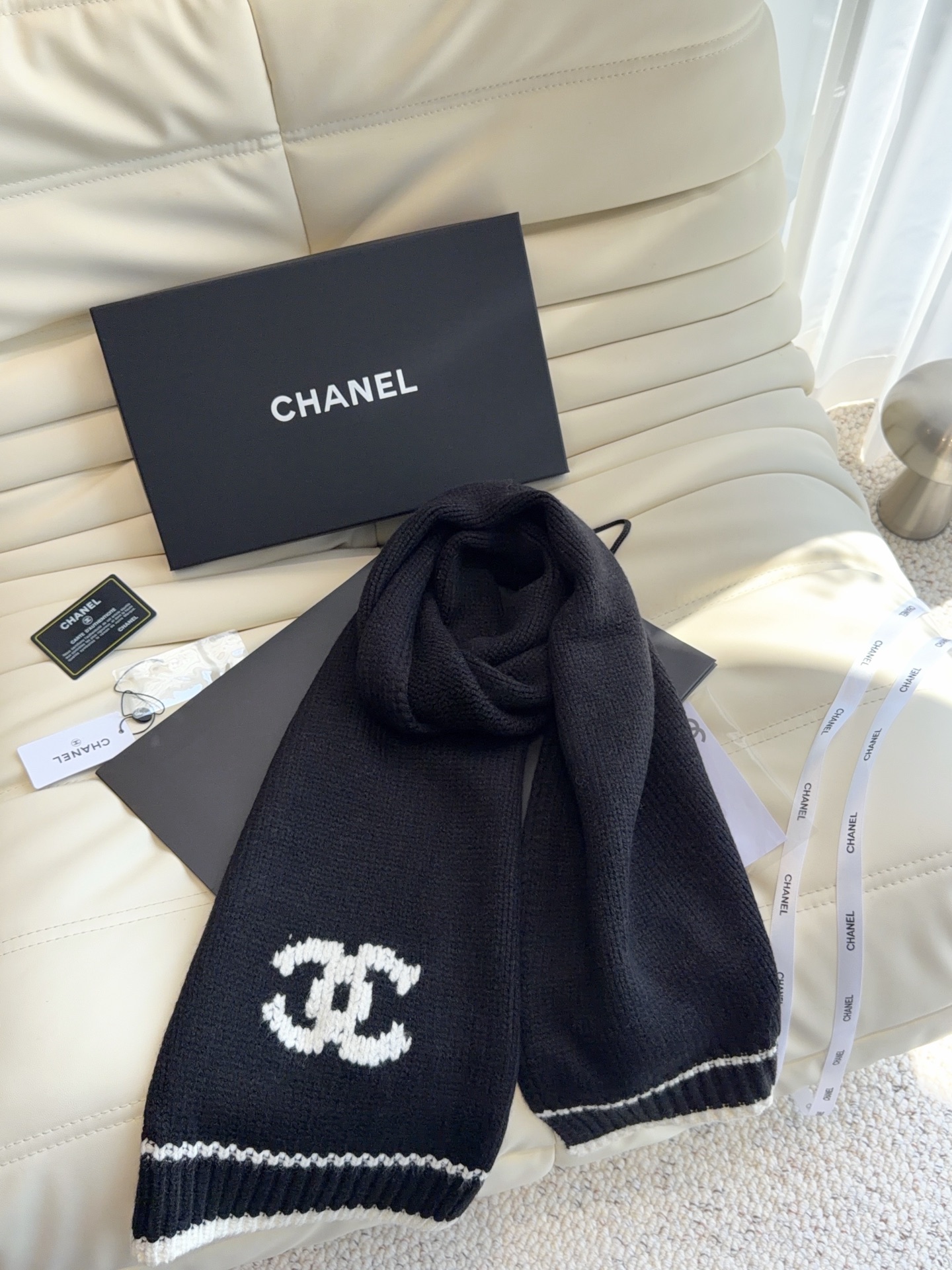 CHANEL【新款来袭】香奈儿专柜最新编织系列！这是一个特别稀有的款式，这也是小香家第一款采用纯色针织工艺的围巾！肯定会