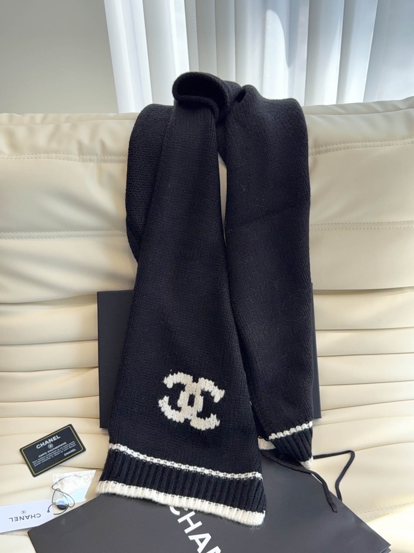 CHANEL【新款来袭】香奈儿专柜最新编织系列！这是一个特别稀有的款式，这也是小香家第一款采用纯色针织工艺的围巾！肯定会