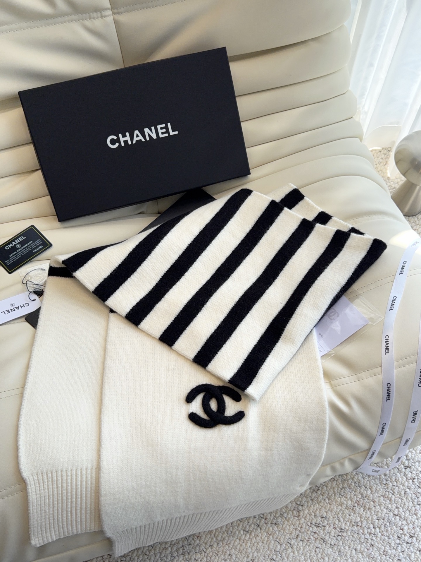 CHANEL【新款来袭】香奈儿专柜最新编织系列！这是一个特别稀有的款式，这也是小香家第一款采用纯色针织工艺的围巾！肯定会