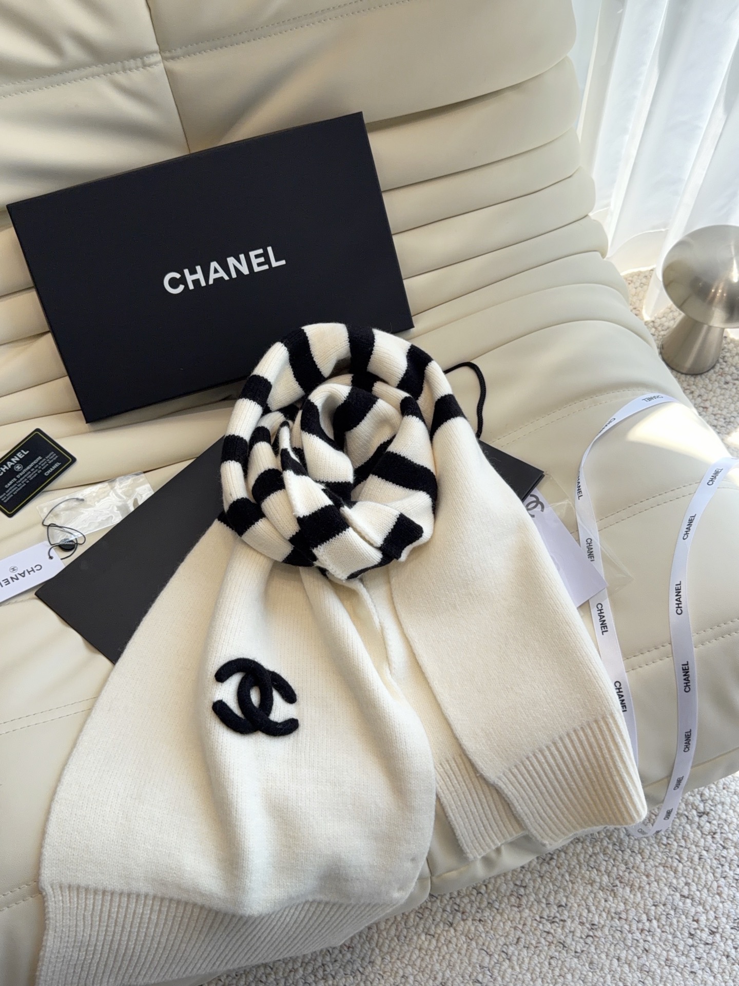 CHANEL【新款来袭】香奈儿专柜最新编织系列！这是一个特别稀有的款式，这也是小香家第一款采用纯色针织工艺的围巾！肯定会