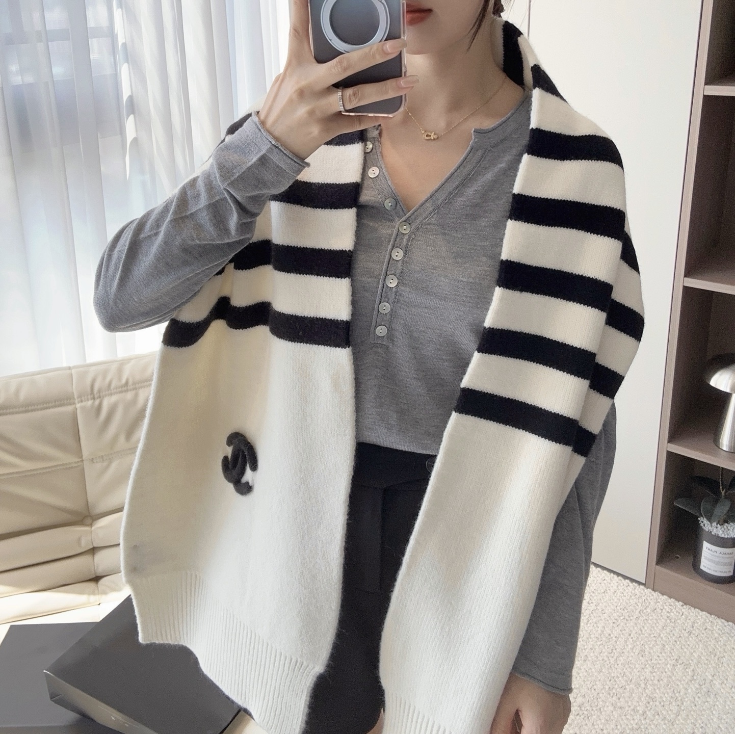 CHANEL【新款来袭】香奈儿专柜最新编织系列！这是一个特别稀有的款式，这也是小香家第一款采用纯色针织工艺的围巾！肯定会