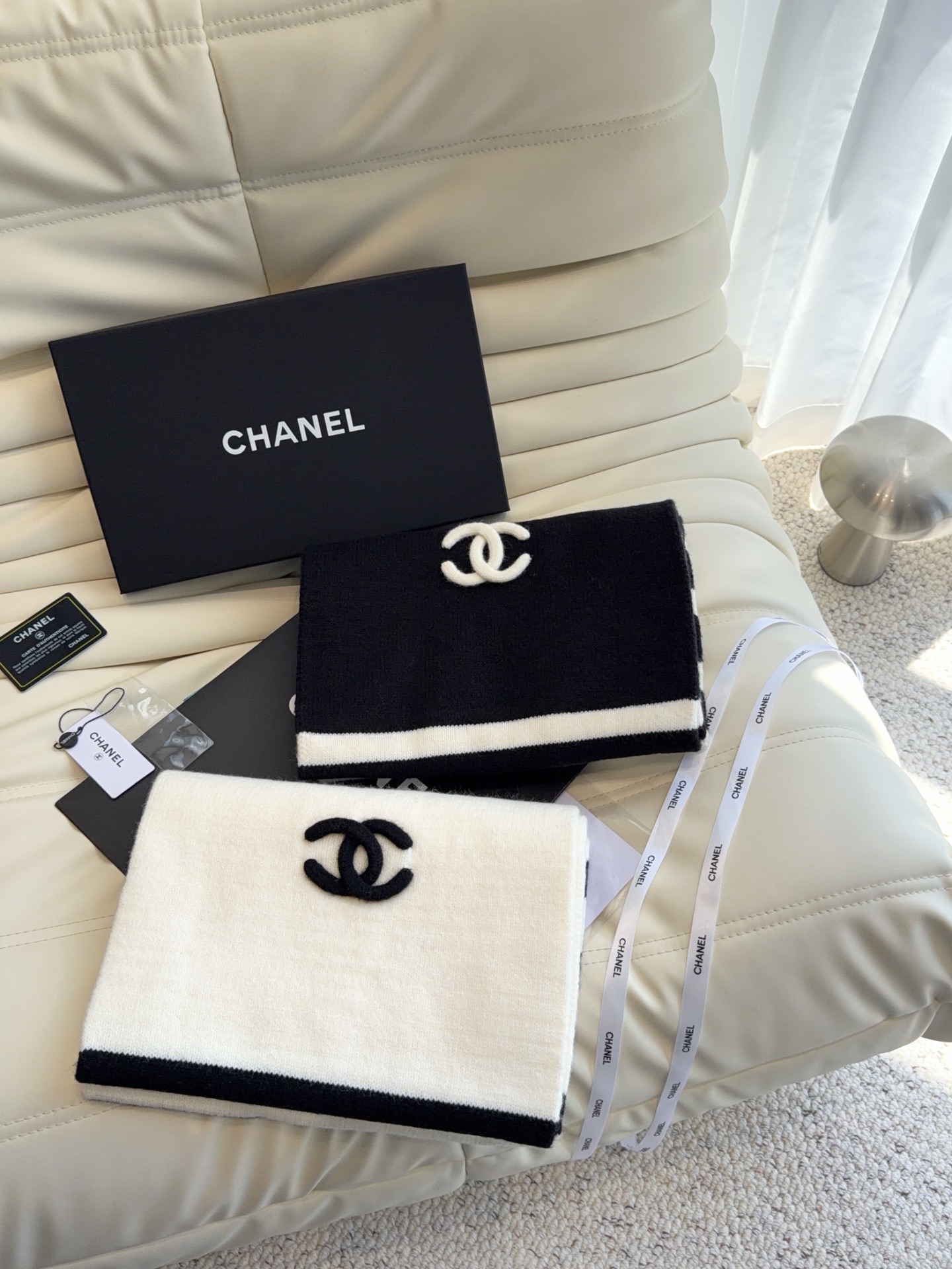 CHANEL【新款来袭】香奈儿专柜最新编织系列！这是一个特别稀有的款式，这也是小香家第一款采用纯色针织工艺的围巾！肯定会