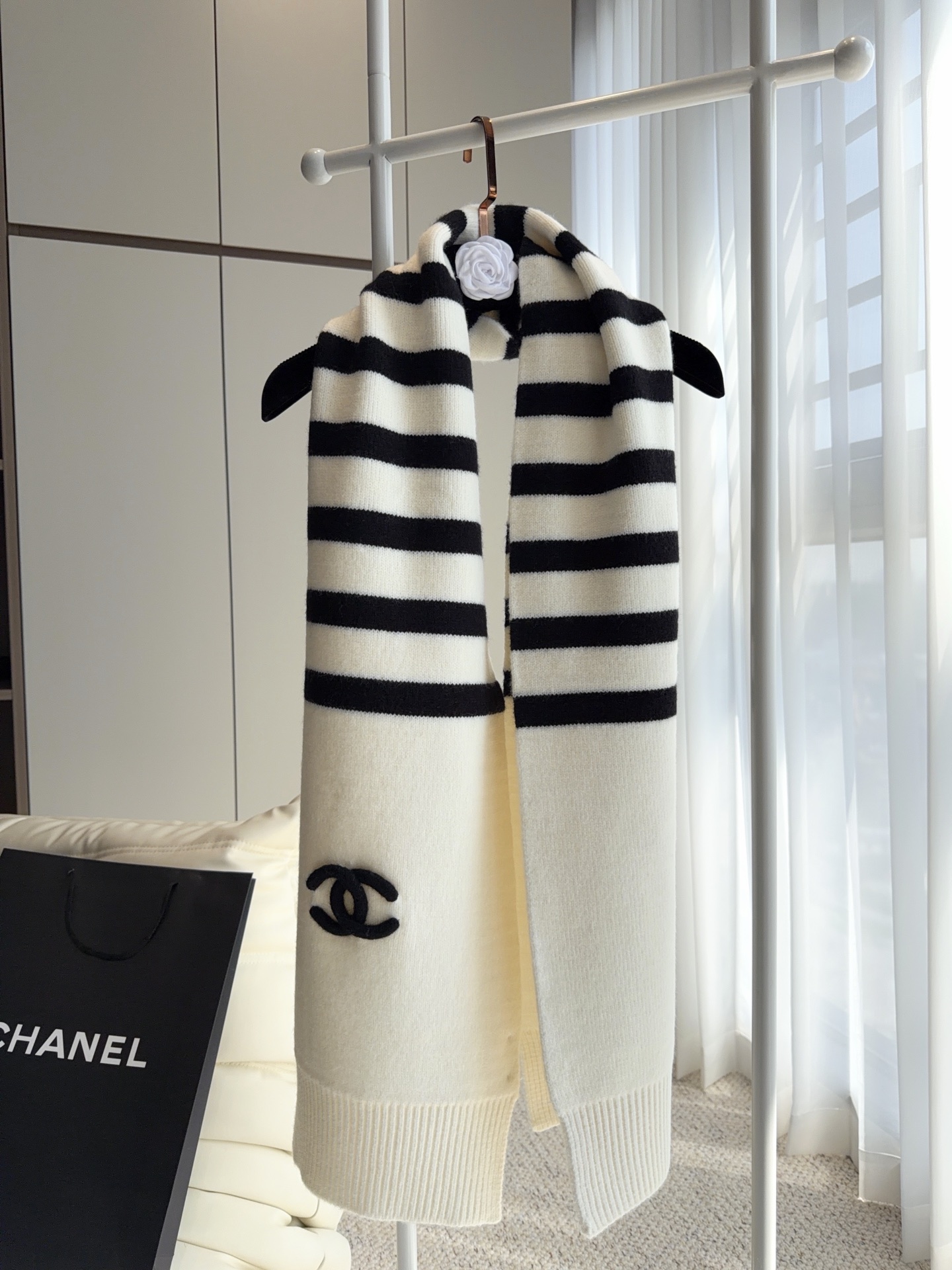 CHANEL【新款来袭】香奈儿专柜最新编织系列！这是一个特别稀有的款式，这也是小香家第一款采用纯色针织工艺的围巾！肯定会