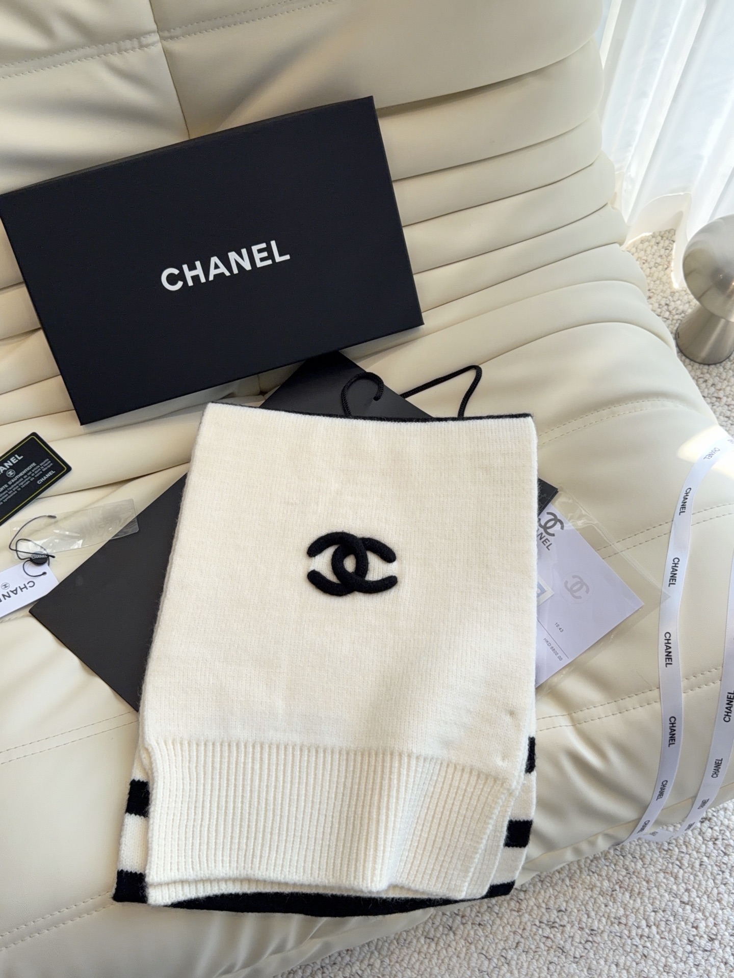 CHANEL【新款来袭】香奈儿专柜最新编织系列！这是一个特别稀有的款式，这也是小香家第一款采用纯色针织工艺的围巾！肯定会