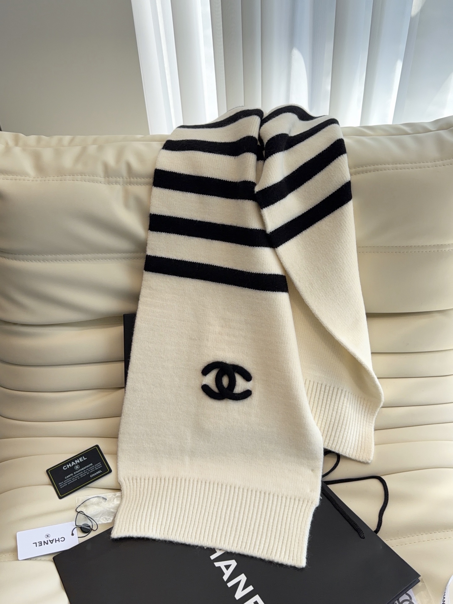 CHANEL【新款来袭】香奈儿专柜最新编织系列！这是一个特别稀有的款式，这也是小香家第一款采用纯色针织工艺的围巾！肯定会