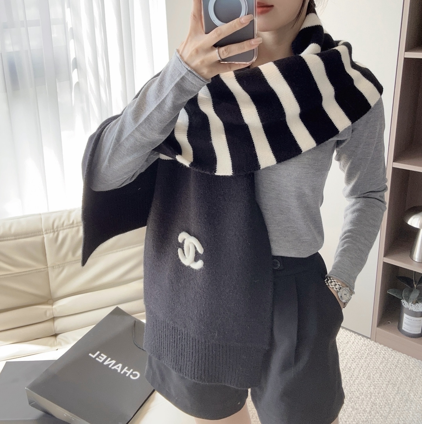 CHANEL【新款来袭】香奈儿专柜最新编织系列！这是一个特别稀有的款式，这也是小香家第一款采用纯色针织工艺的围巾！肯定会