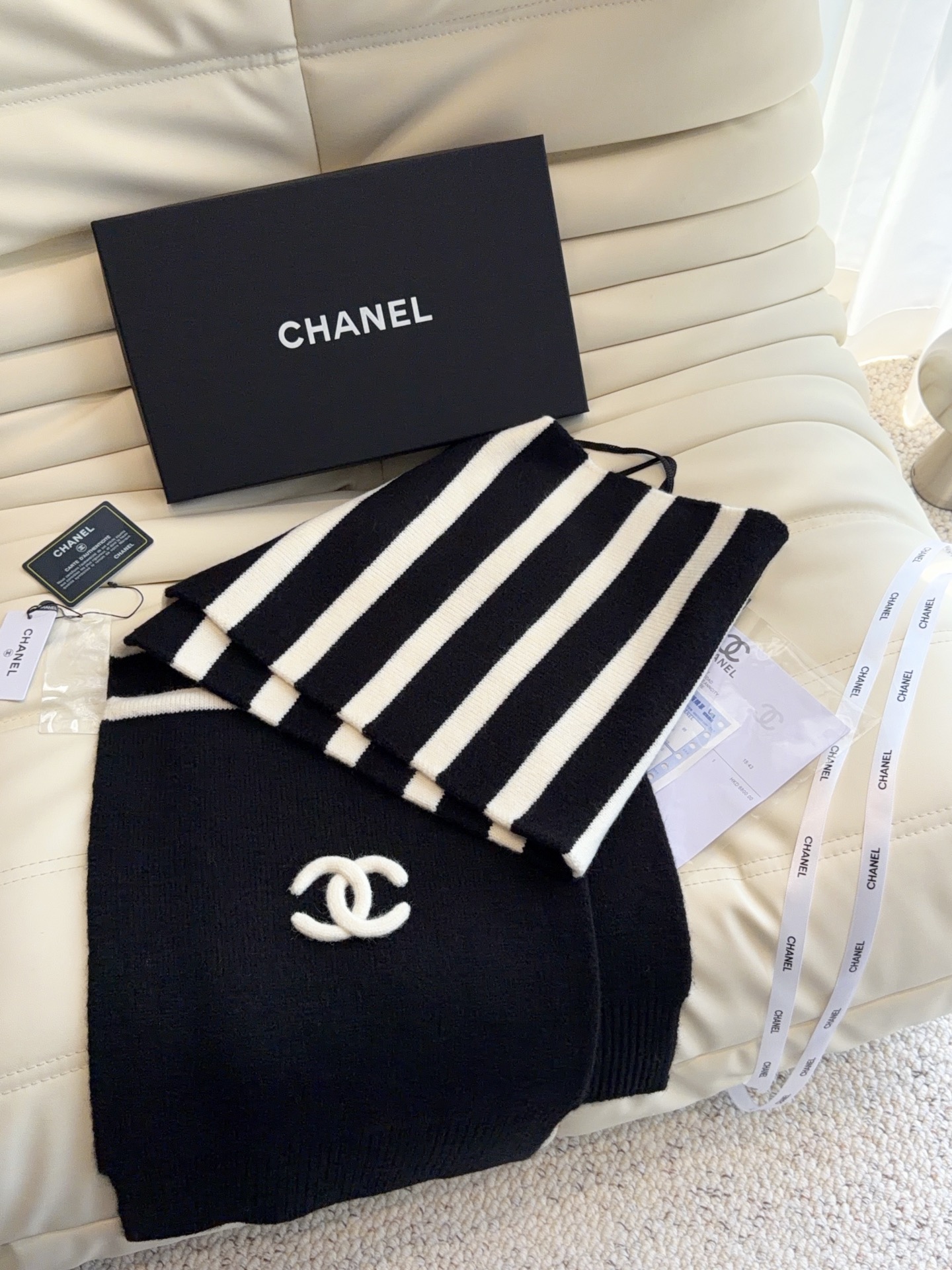 CHANEL【新款来袭】香奈儿专柜最新编织系列！这是一个特别稀有的款式，这也是小香家第一款采用纯色针织工艺的围巾！肯定会