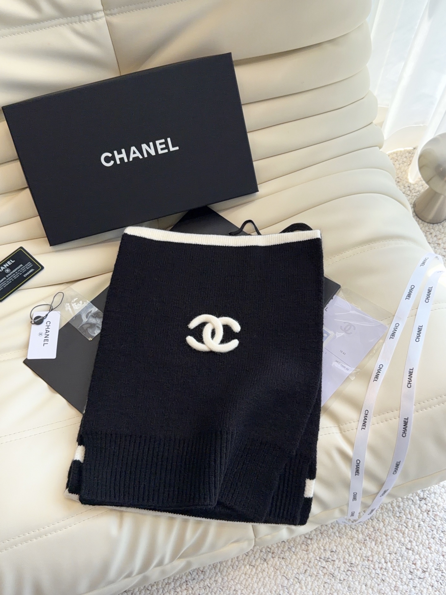 CHANEL【新款来袭】香奈儿专柜最新编织系列！这是一个特别稀有的款式，这也是小香家第一款采用纯色针织工艺的围巾！肯定会
