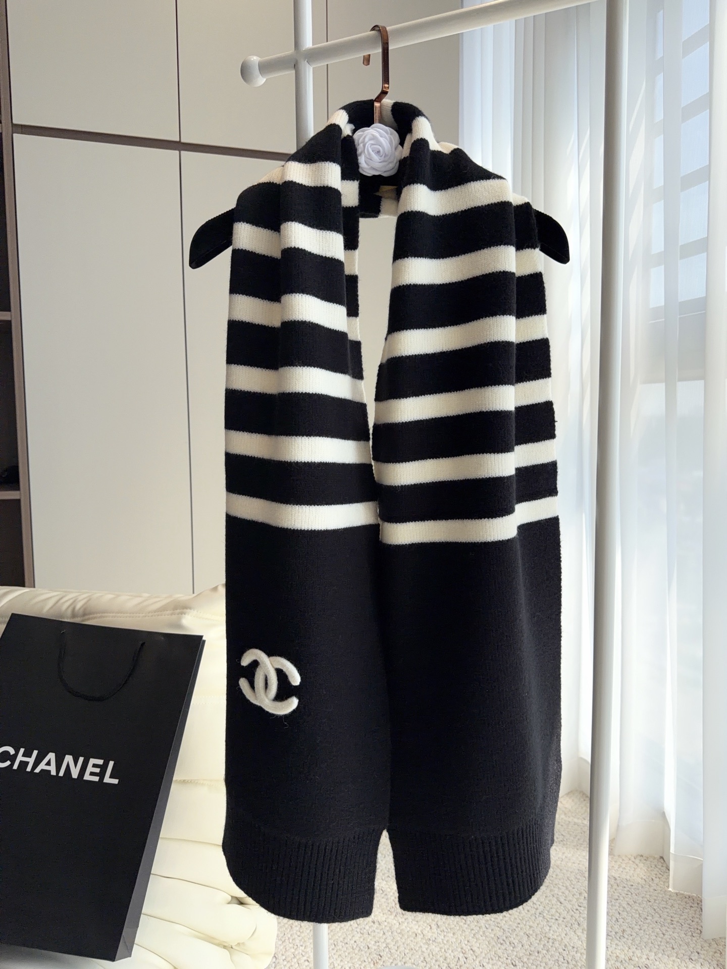 CHANEL【新款来袭】香奈儿专柜最新编织系列！这是一个特别稀有的款式，这也是小香家第一款采用纯色针织工艺的围巾！肯定会