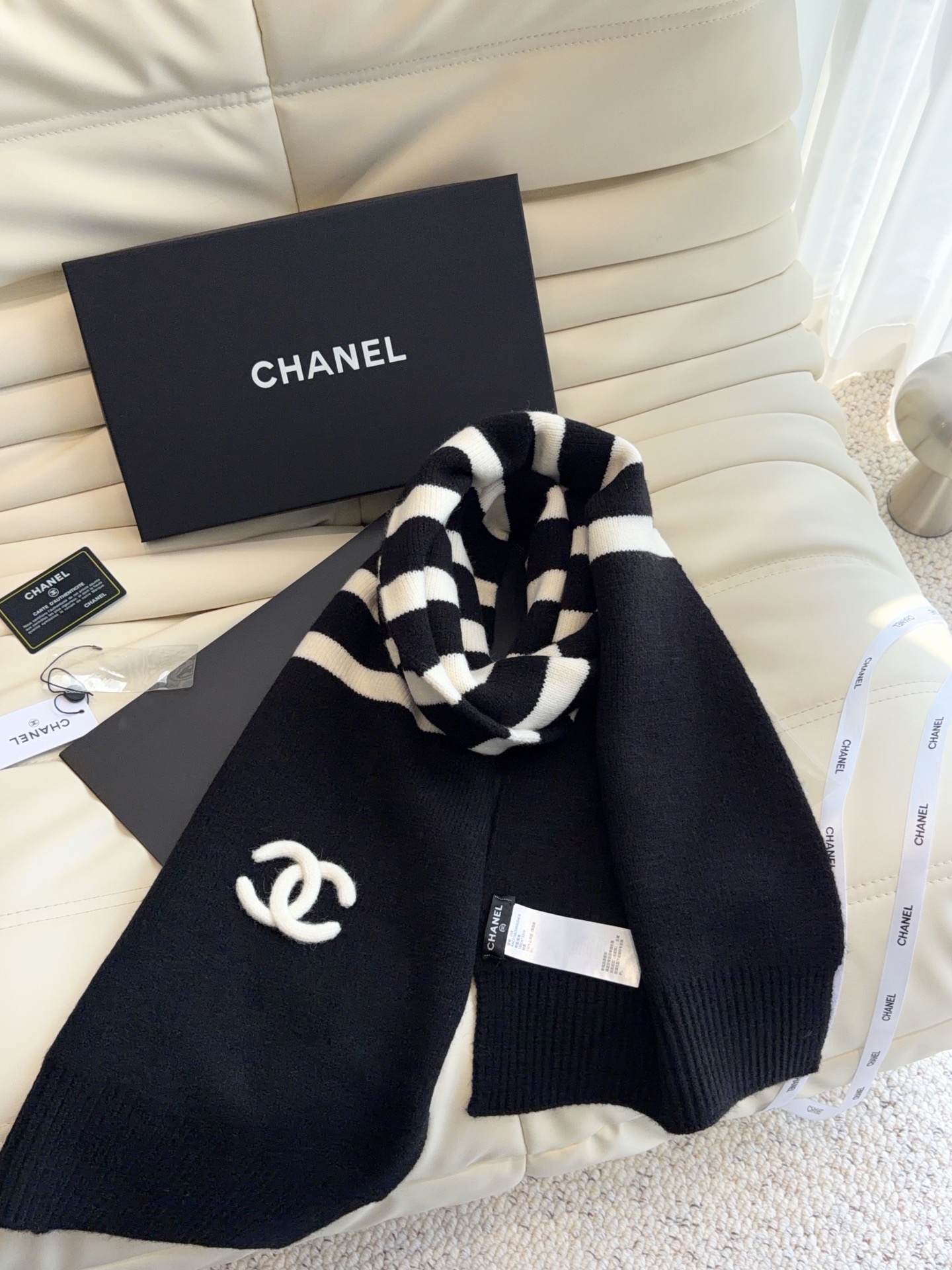 CHANEL【新款来袭】香奈儿专柜最新编织系列！这是一个特别稀有的款式，这也是小香家第一款采用纯色针织工艺的围巾！肯定会