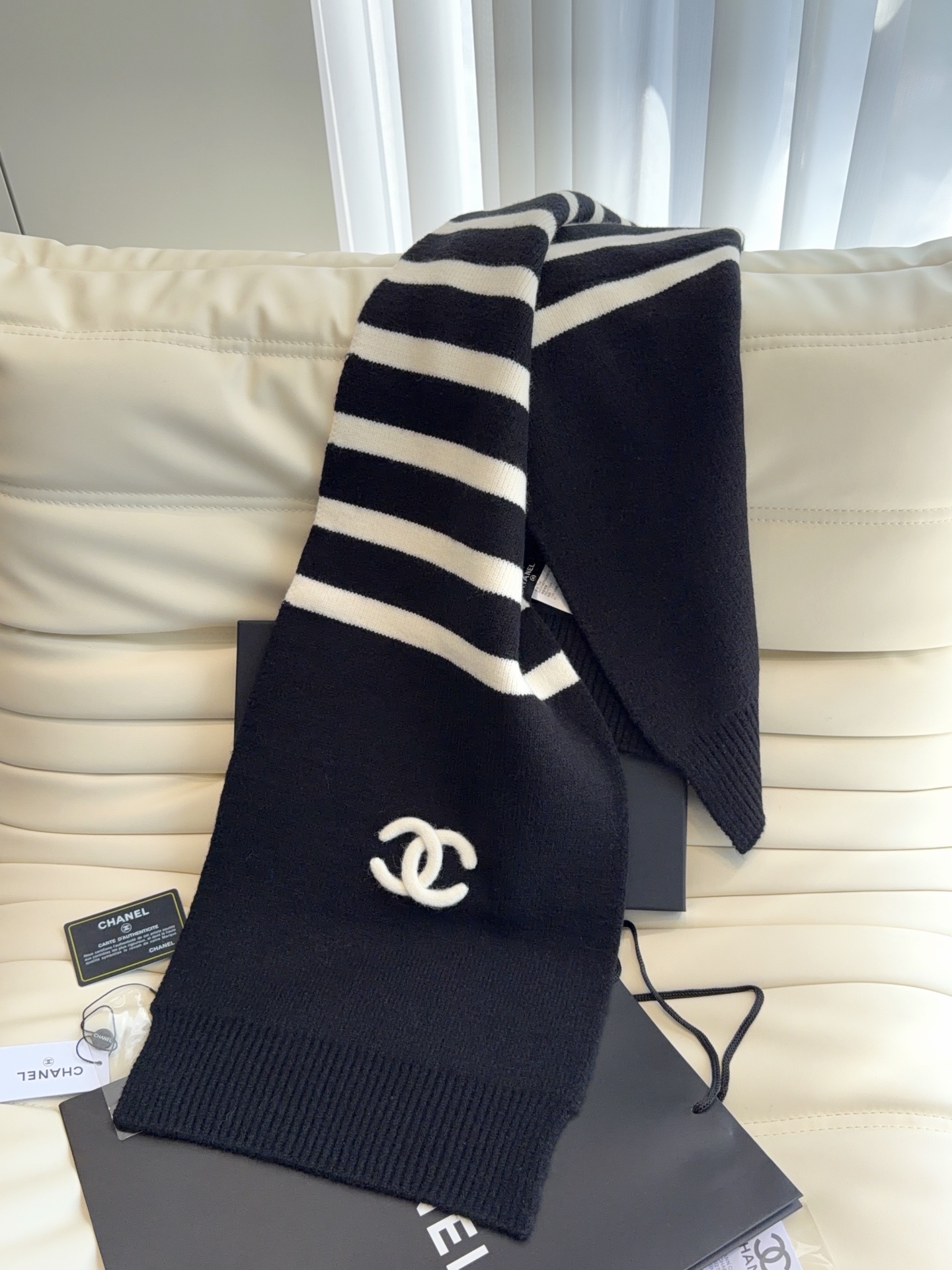 CHANEL【新款来袭】香奈儿专柜最新编织系列！这是一个特别稀有的款式，这也是小香家第一款采用纯色针织工艺的围巾！肯定会