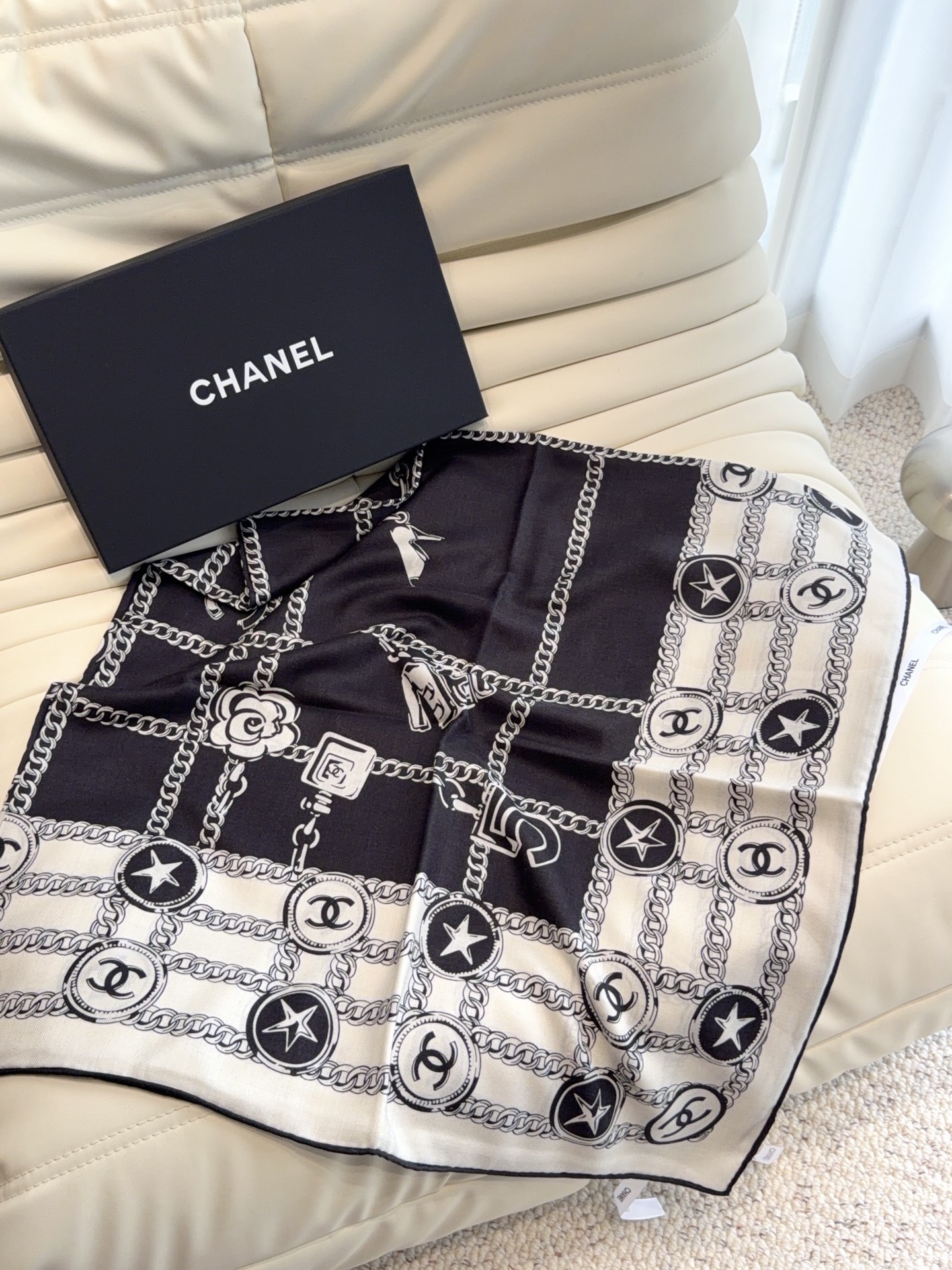 香奈儿（CHANEL）锁链⛓140*140上新❤️【真丝丝绒款】 Chanel 【▪️温柔而娴静，logo优雅气质！】柔