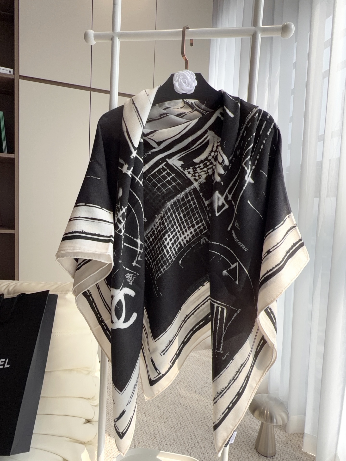 香奈儿上新❤️ 【Chanel】  经典茶花优雅Coco风，Chanel最新丝绒大方巾~气质到骨子里，香奶奶新一季的面料
