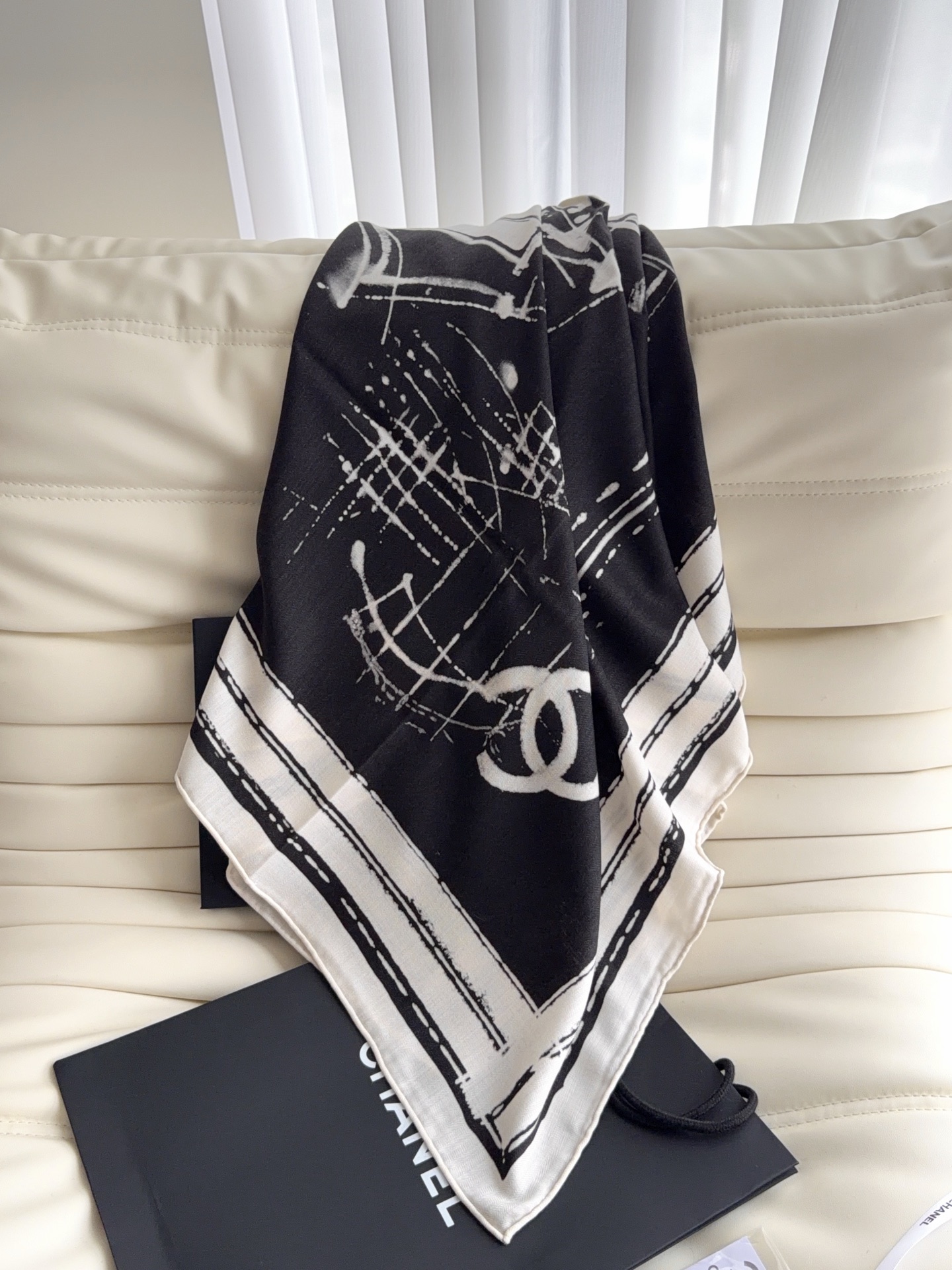 香奈儿上新❤️ 【Chanel】  经典茶花优雅Coco风，Chanel最新丝绒大方巾~气质到骨子里，香奶奶新一季的面料