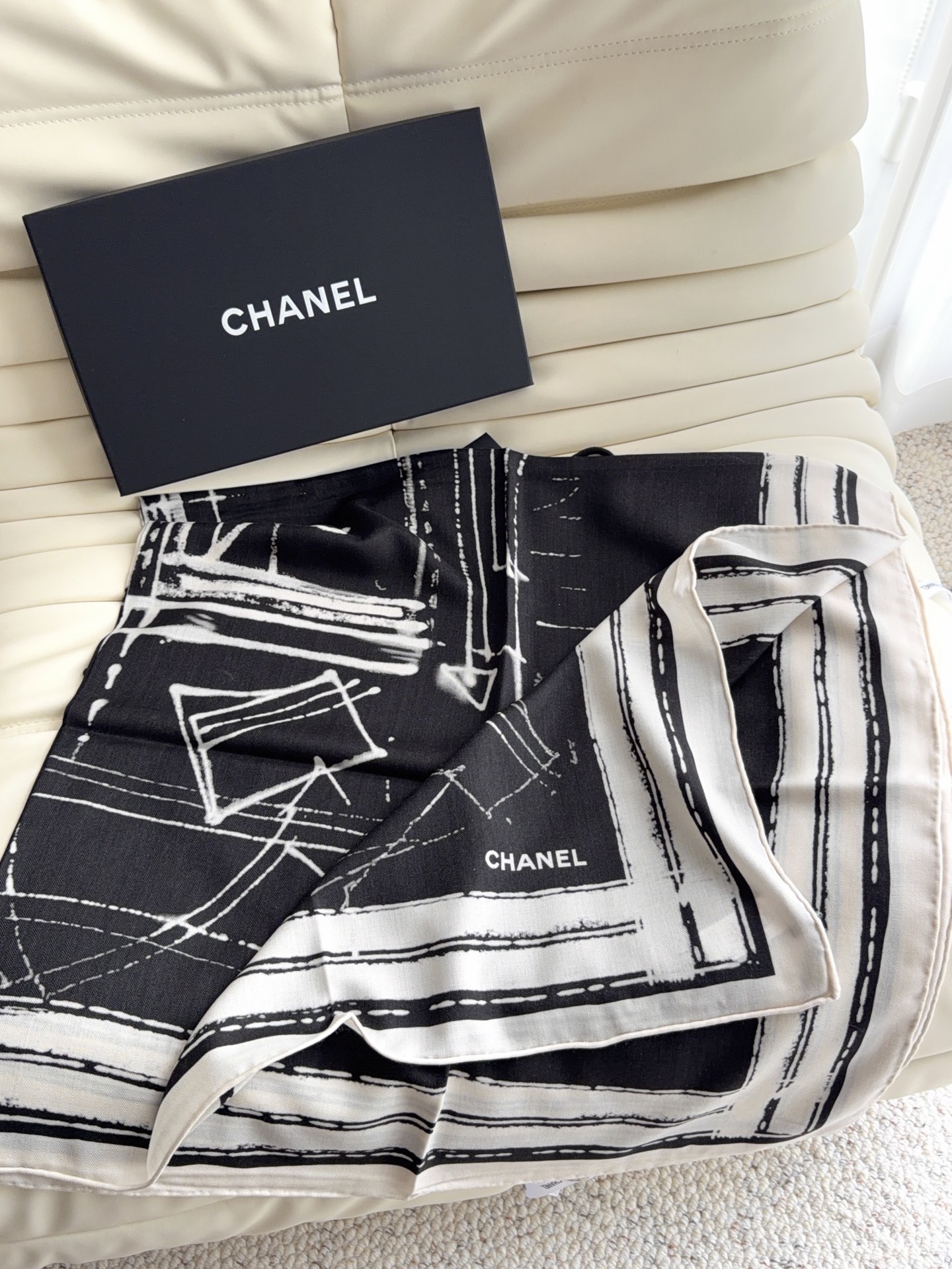 香奈儿上新❤️ 【Chanel】  经典茶花优雅Coco风，Chanel最新丝绒大方巾~气质到骨子里，香奶奶新一季的面料