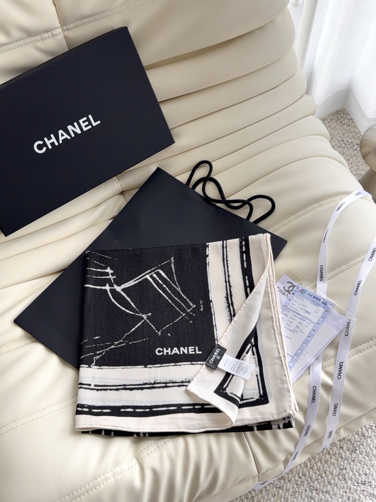 香奈儿上新❤️ 【Chanel】  经典茶花优雅Coco风，Chanel最新丝绒大方巾~气质到骨子里，香奶奶新一季的面料