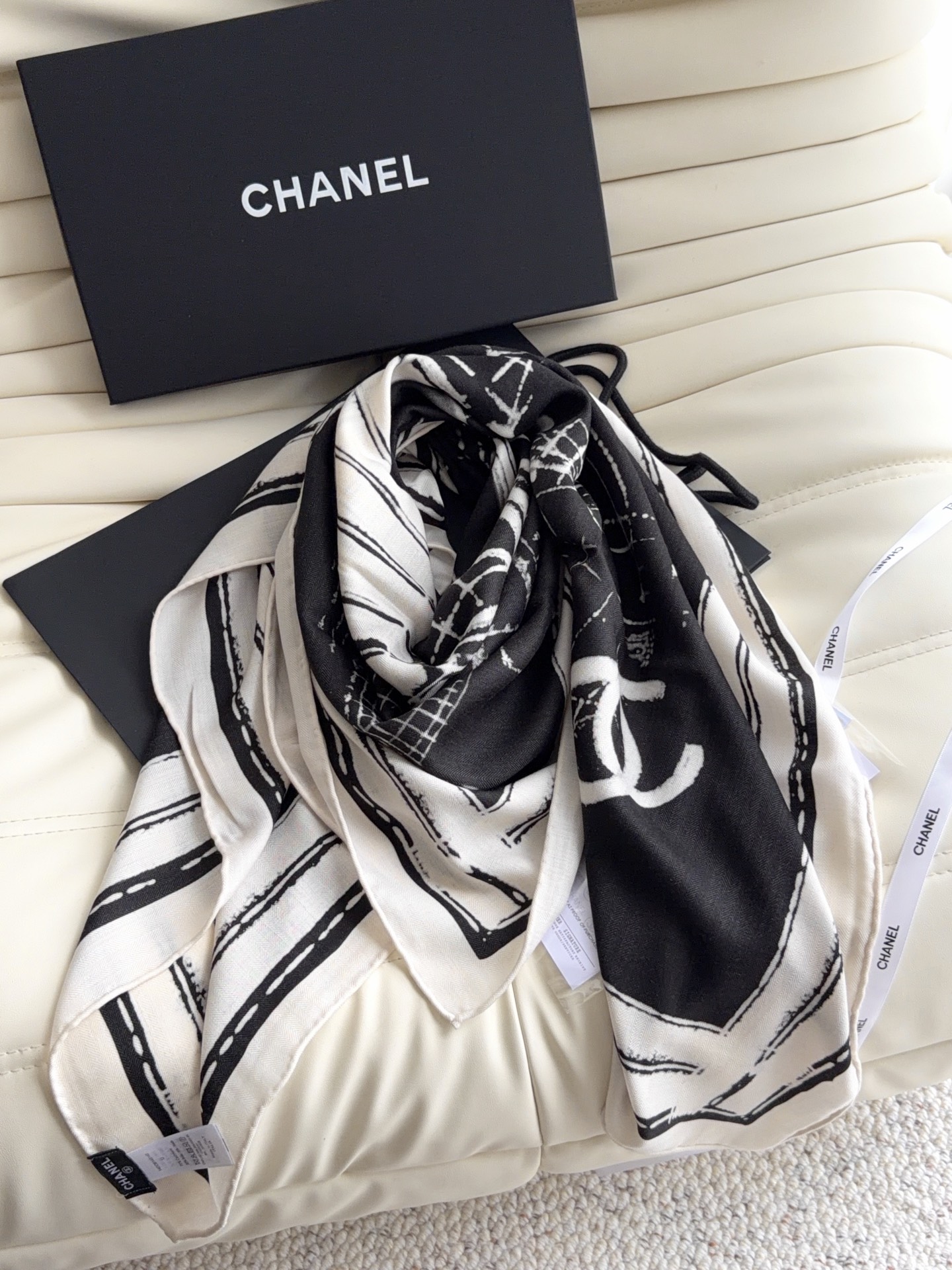 香奈儿上新❤️ 【Chanel】  经典茶花优雅Coco风，Chanel最新丝绒大方巾~气质到骨子里，香奶奶新一季的面料
