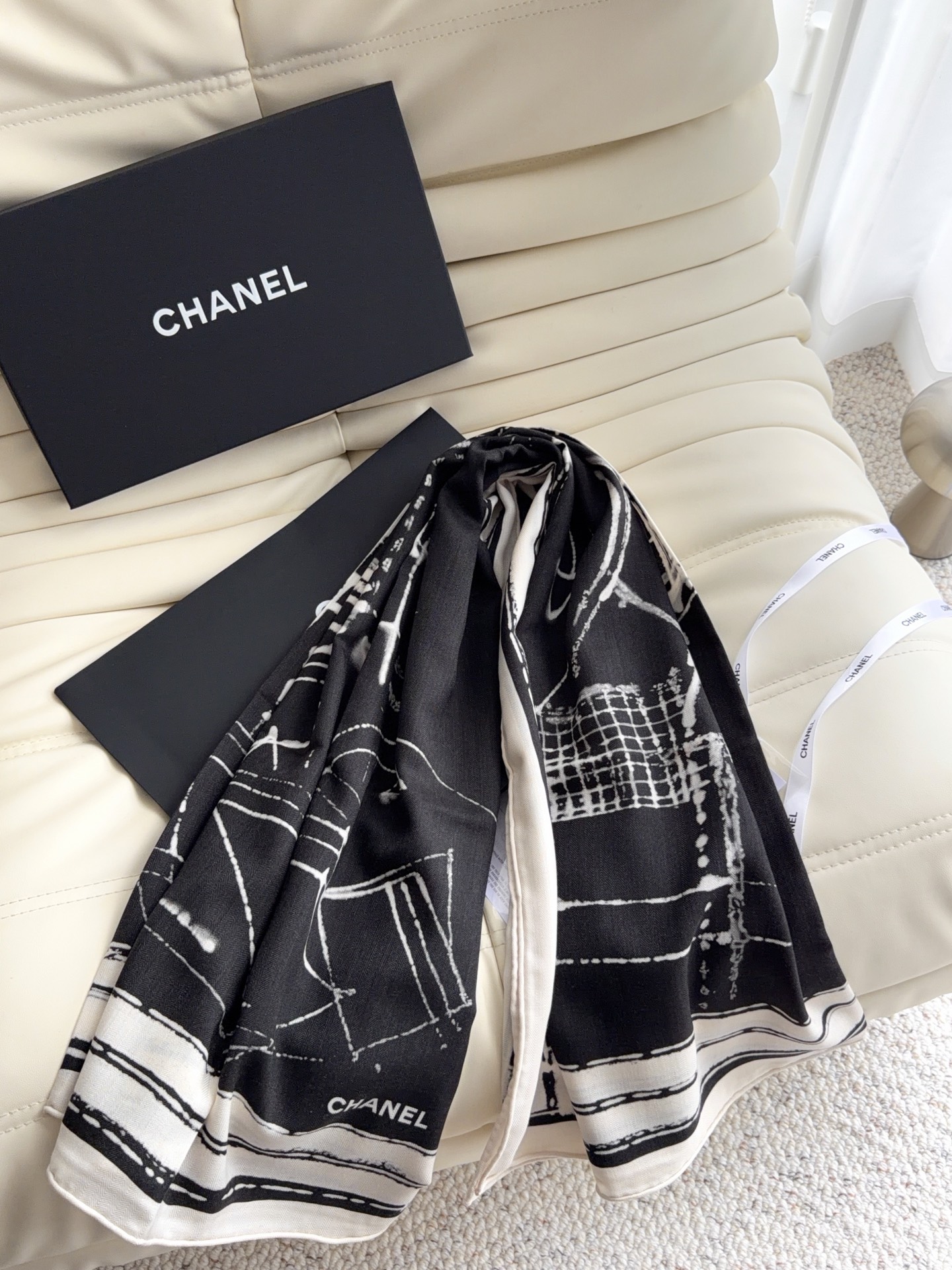 香奈儿上新❤️ 【Chanel】  经典茶花优雅Coco风，Chanel最新丝绒大方巾~气质到骨子里，香奶奶新一季的面料