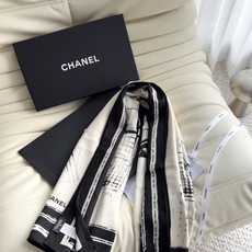 香奈儿上新❤️ 【Chanel】 经典茶花优雅Coco风,Chanel最新丝绒大方巾~气质到骨子里,香奶奶新一季的面料 香奈儿上新❤️ 【Chanel】 经典茶花优雅Coco风,Chanel最新丝绒大方巾~气质到骨子里,香奶奶新一季的面料