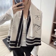 香奈儿上新❤️ 【Chanel】 经典茶花优雅Coco风,Chanel最新丝绒大方巾~气质到骨子里,香奶奶新一季的面料 香奈儿上新❤️ 【Chanel】 经典茶花优雅Coco风,Chanel最新丝绒大方巾~气质到骨子里,香奶奶新一季的面料