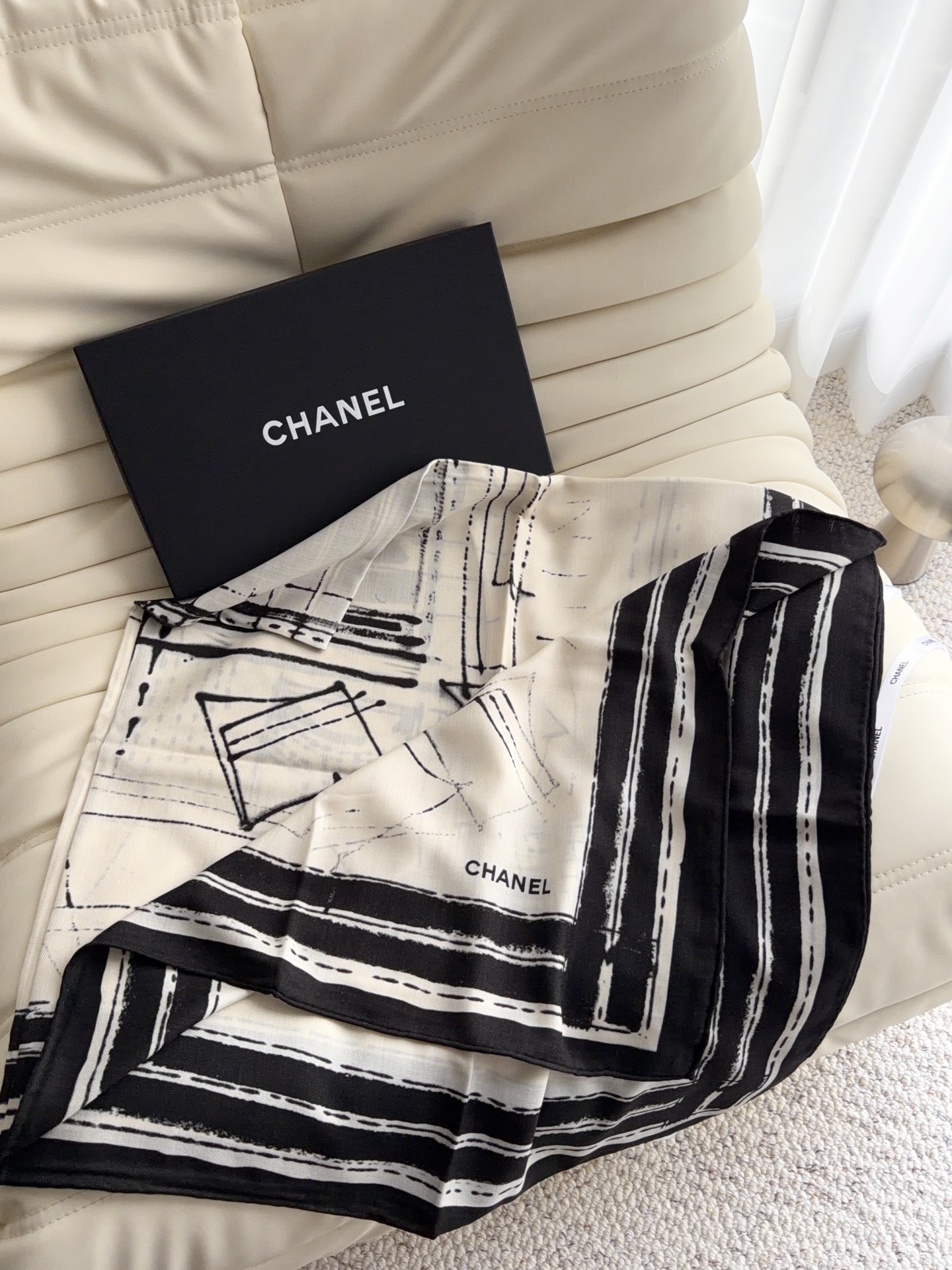 香奈儿上新❤️ 【Chanel】 经典茶花优雅Coco风,Chanel最新丝绒大方巾~气质到骨子里,香奶奶新一季的面料 香奈儿上新❤️ 【Chanel】 经典茶花优雅Coco风,Chanel最新丝绒大方巾~气质到骨子里,香奶奶新一季的面料