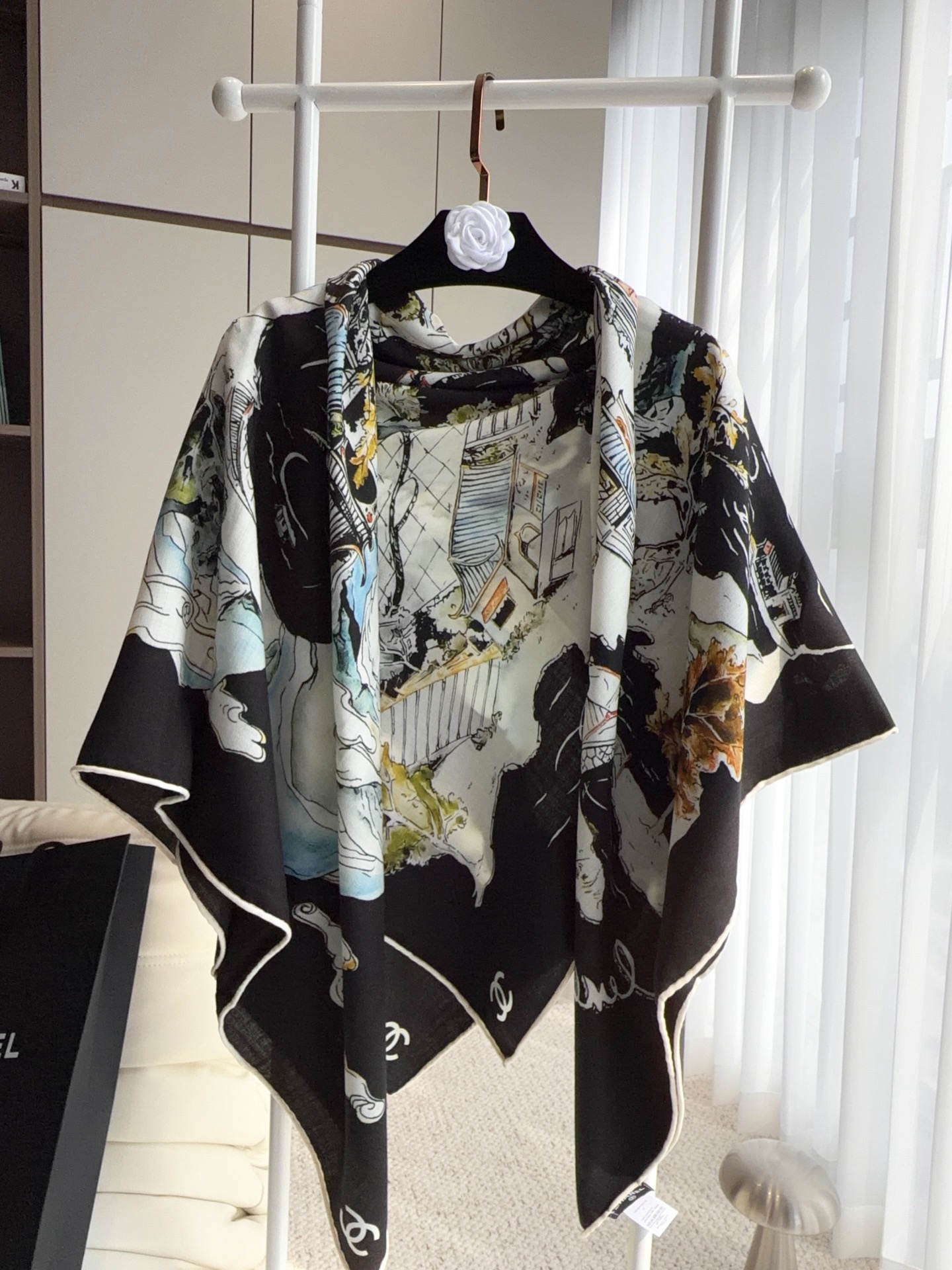 香奈儿上新❤️ 【Chanel】  经典茶花优雅Coco风，Chanel最新丝绒大方巾~气质到骨子里，香奶奶新一季的面料
