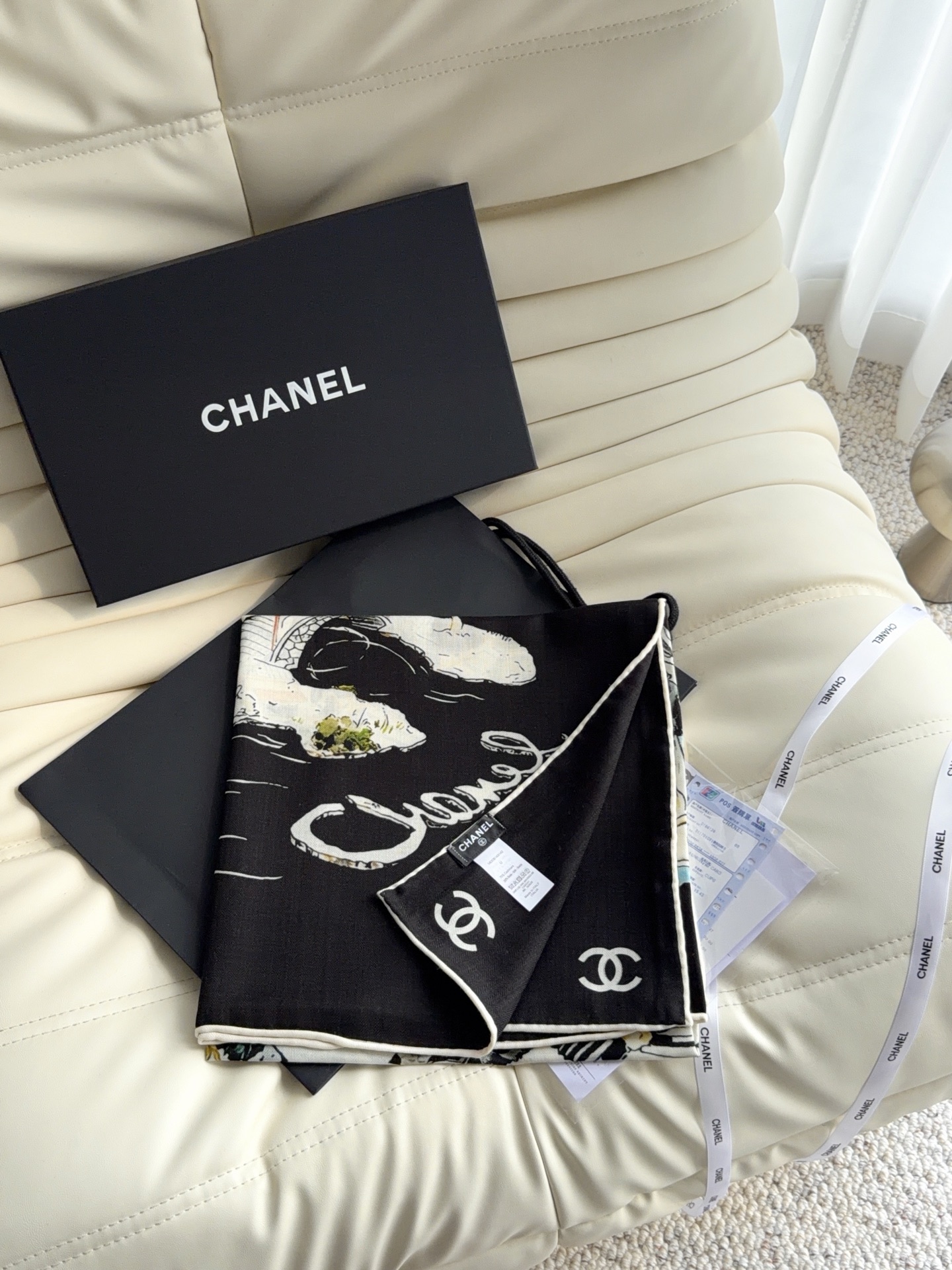 香奈儿上新❤️ 【Chanel】  经典茶花优雅Coco风，Chanel最新丝绒大方巾~气质到骨子里，香奶奶新一季的面料