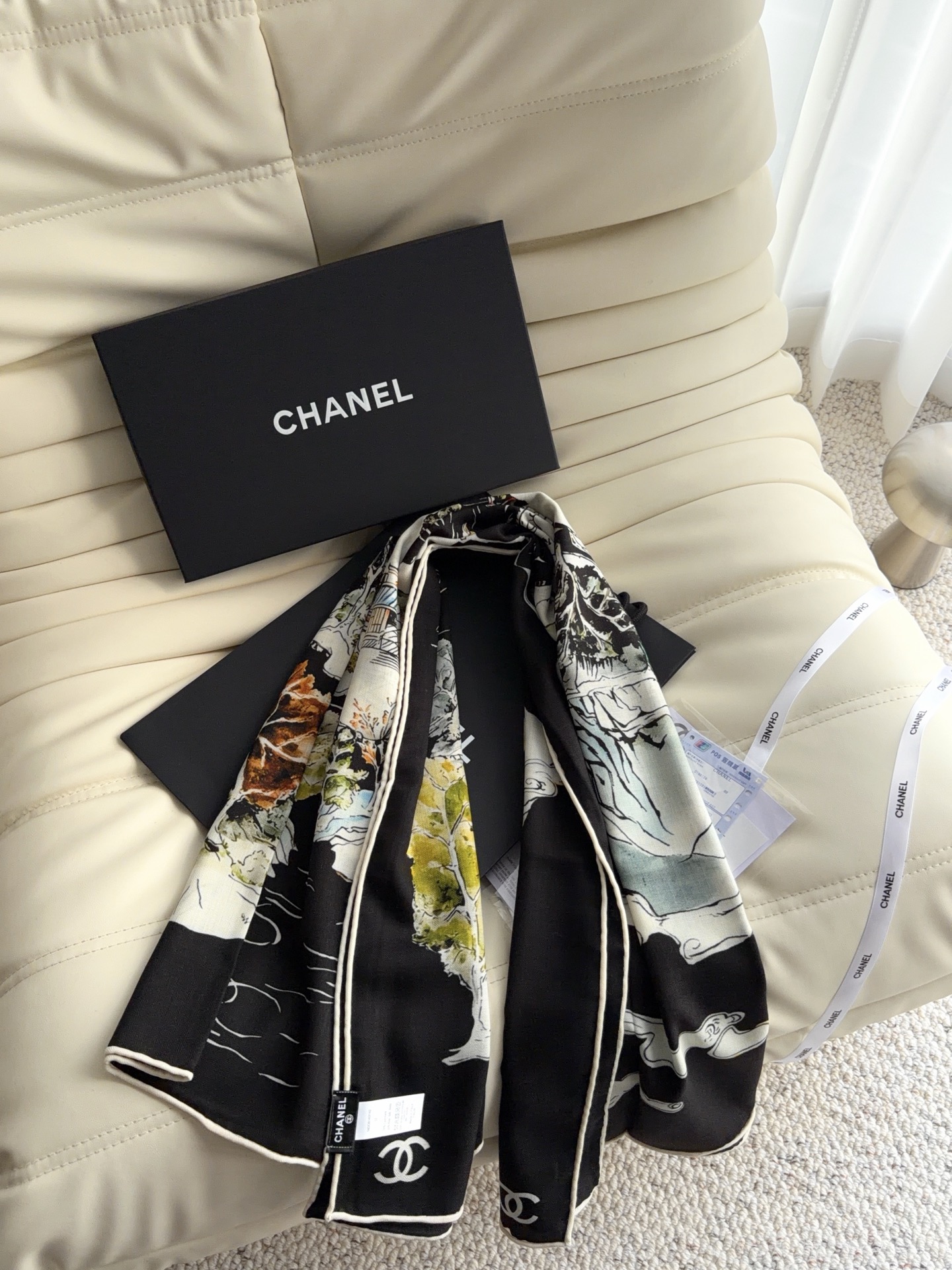 香奈儿上新❤️ 【Chanel】  经典茶花优雅Coco风，Chanel最新丝绒大方巾~气质到骨子里，香奶奶新一季的面料