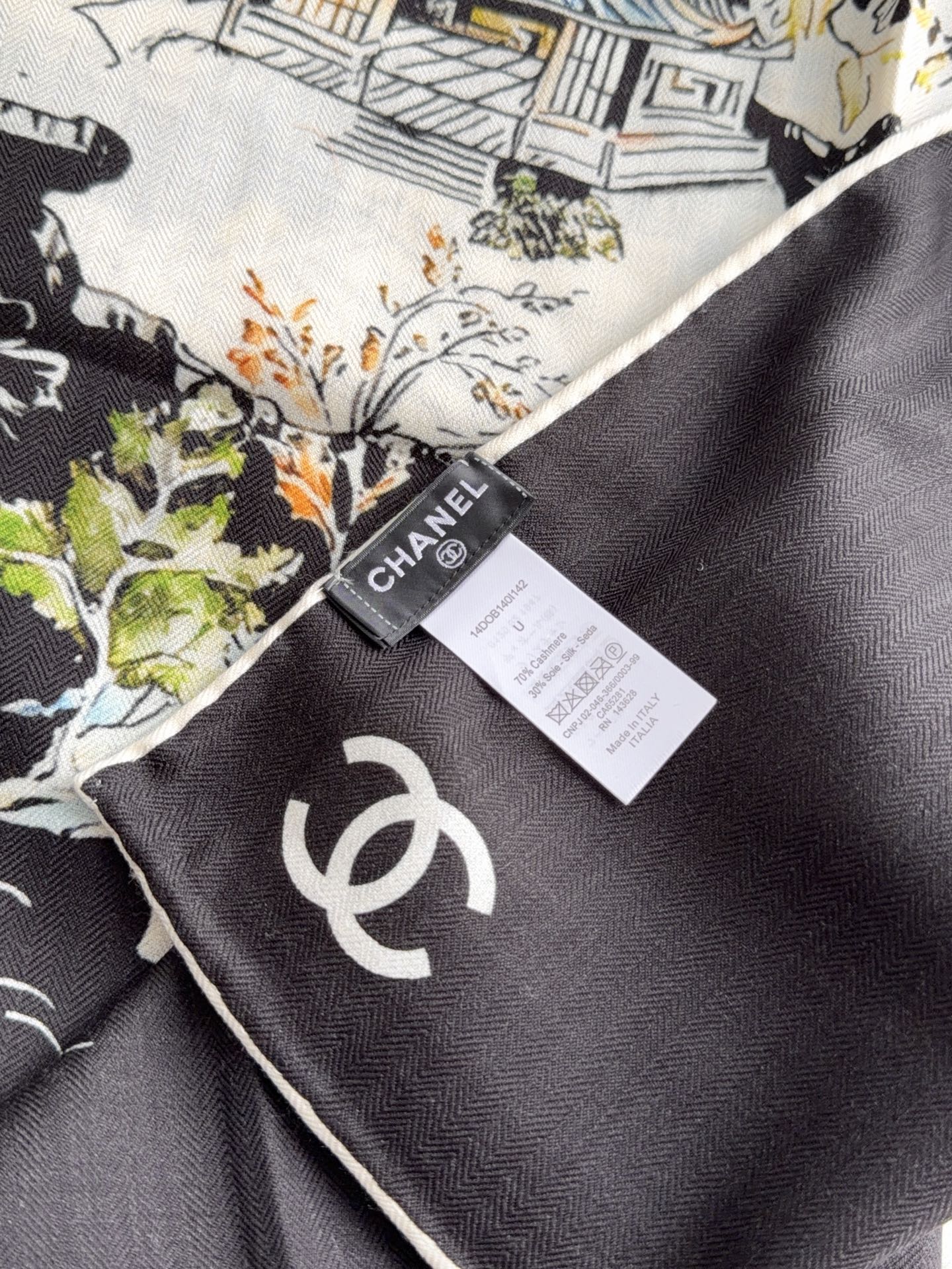 香奈儿上新❤️ 【Chanel】  经典茶花优雅Coco风，Chanel最新丝绒大方巾~气质到骨子里，香奶奶新一季的面料