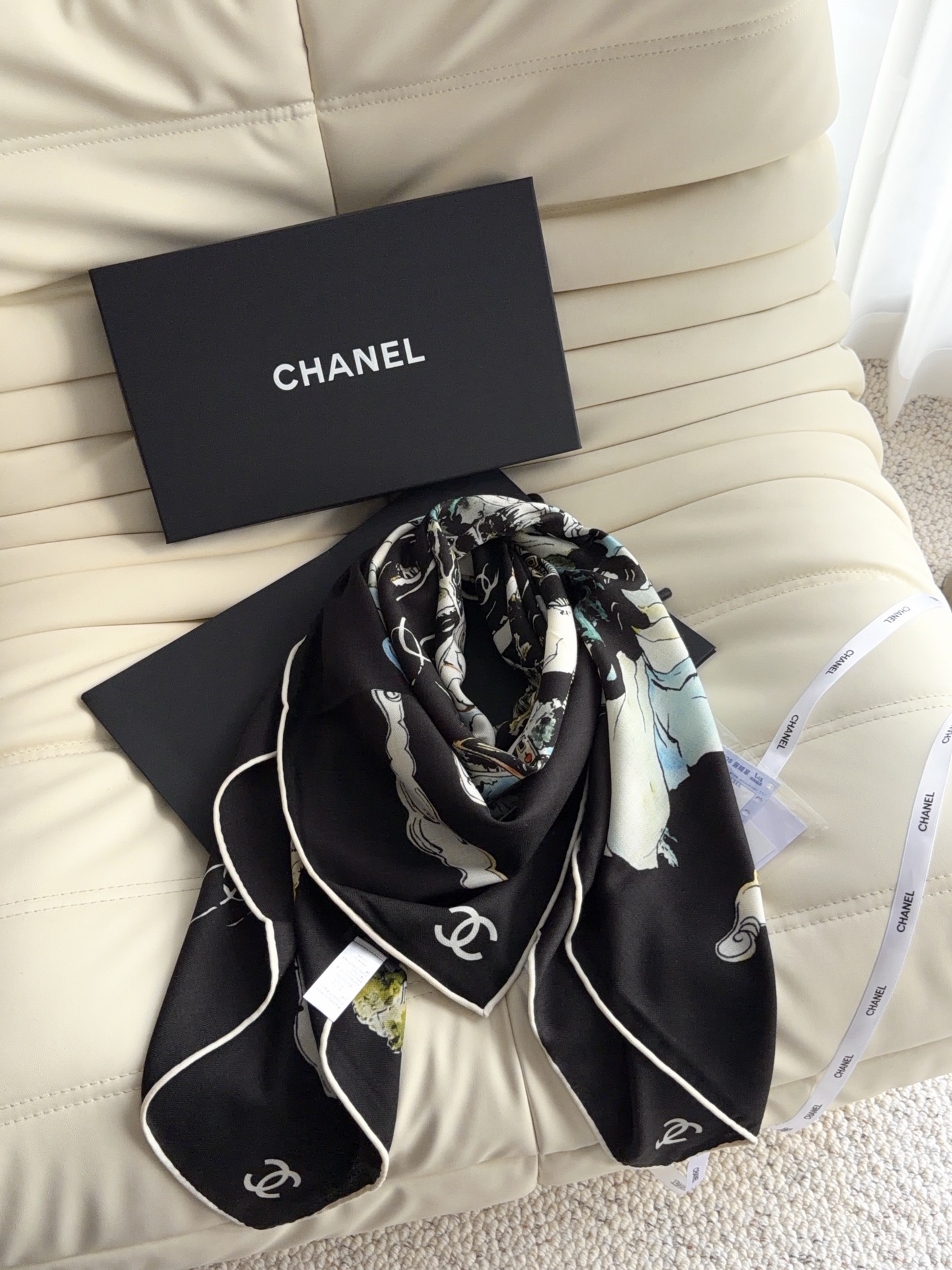 香奈儿上新❤️ 【Chanel】  经典茶花优雅Coco风，Chanel最新丝绒大方巾~气质到骨子里，香奶奶新一季的面料