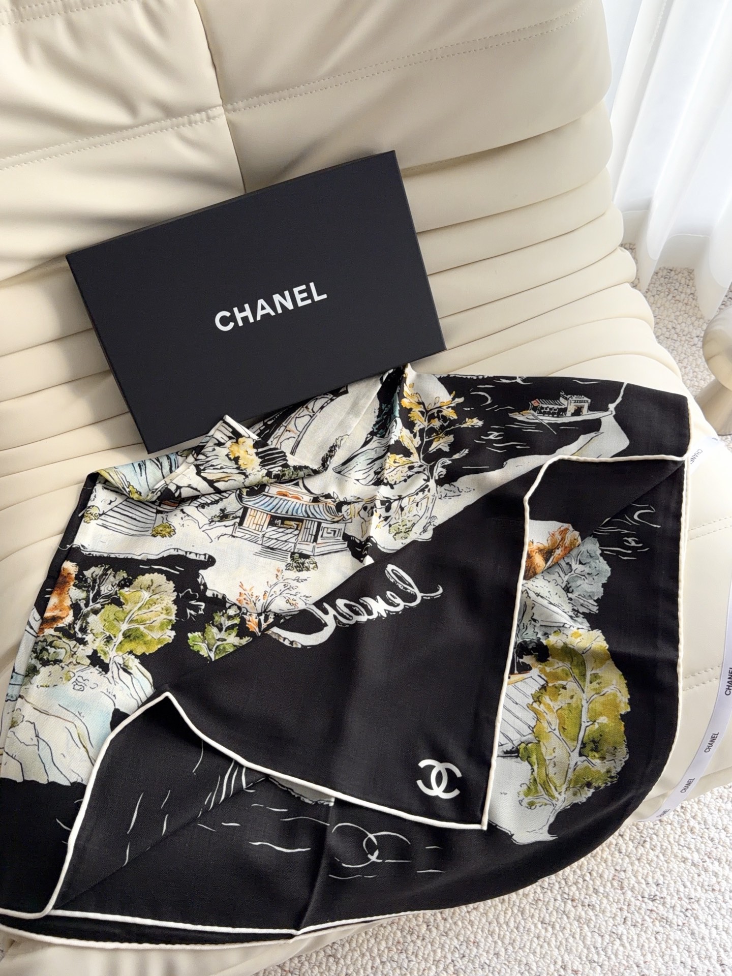香奈儿上新❤️ 【Chanel】  经典茶花优雅Coco风，Chanel最新丝绒大方巾~气质到骨子里，香奶奶新一季的面料