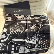香奈儿(CHANEL)140*140上新❤️【真丝丝绒款】 Chanel 【▪️温柔而娴静,logo优雅气质!】柔软顺滑 香奈儿(CHANEL)140*140上新❤️【真丝丝绒款】 Chanel 【▪️温柔而娴静,logo优雅气质!】柔软顺滑