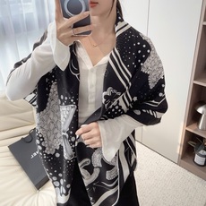 香奈儿(CHANEL)140*140上新❤️【真丝丝绒款】 Chanel 【▪️温柔而娴静,logo优雅气质!】柔软顺滑 香奈儿(CHANEL)140*140上新❤️【真丝丝绒款】 Chanel 【▪️温柔而娴静,logo优雅气质!】柔软顺滑