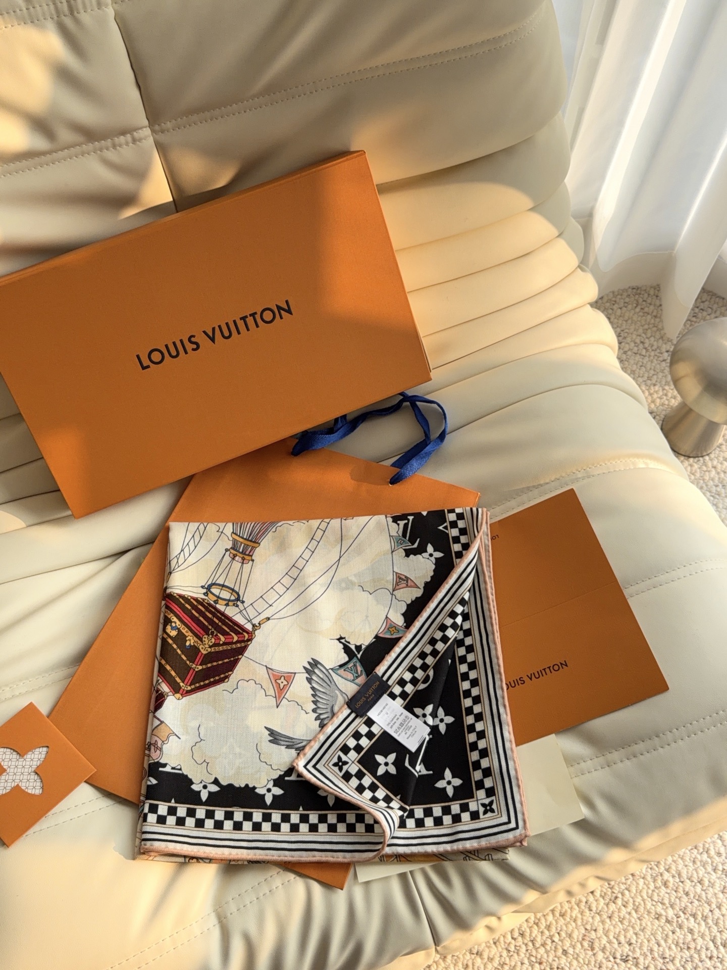 LV（路易威登）原单Lv140cm丝绒方巾，《热气球》，本款方巾全新加入 U价🉐️ and Away 系列，致意路易威登
