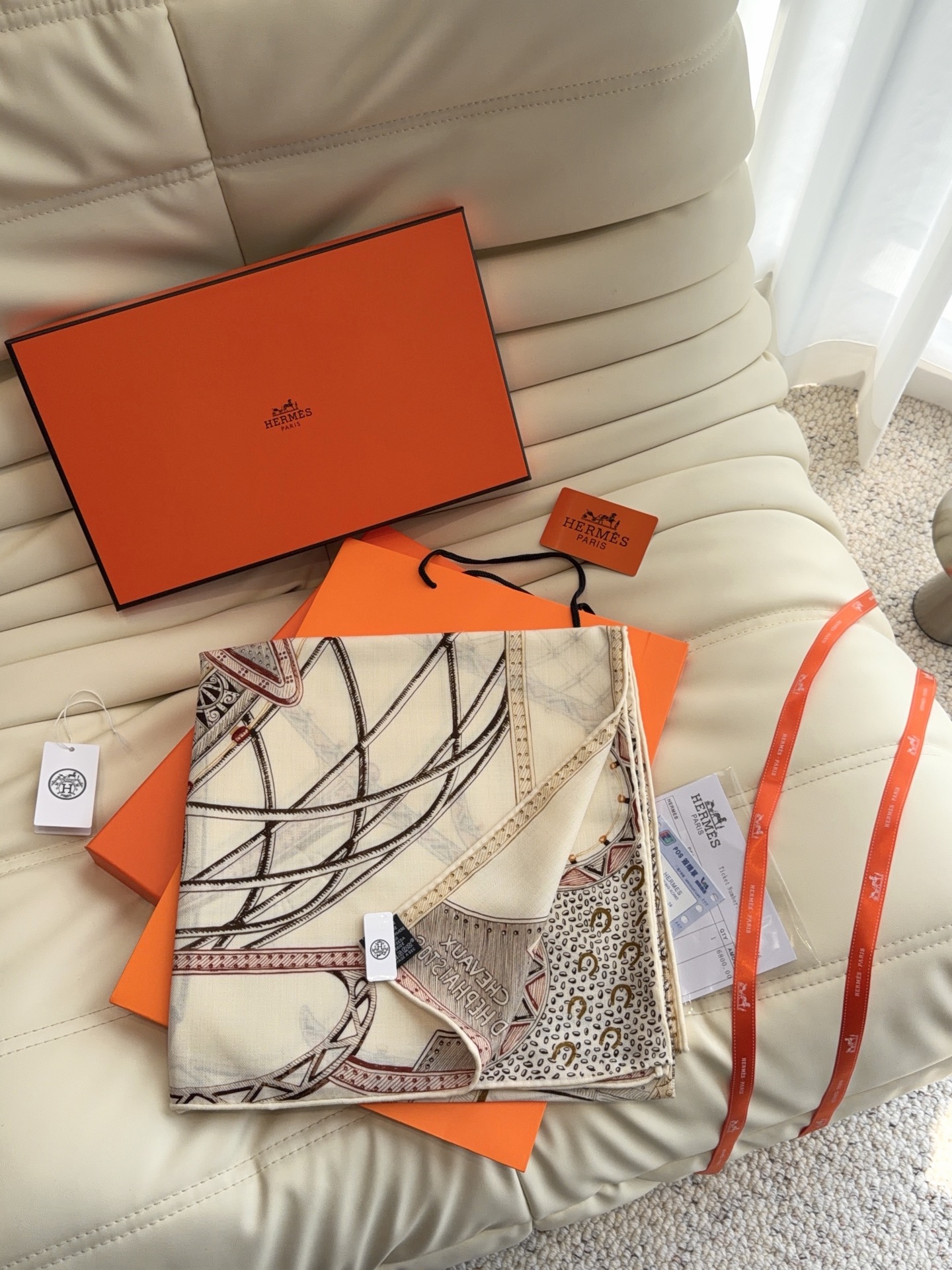 爱马仕（Hermes）2026年秋冬抢先 上新💞【双面同色丝毛方巾】手工卷边山羊绒和真丝混纺披肩（70%山羊绒，30%桑