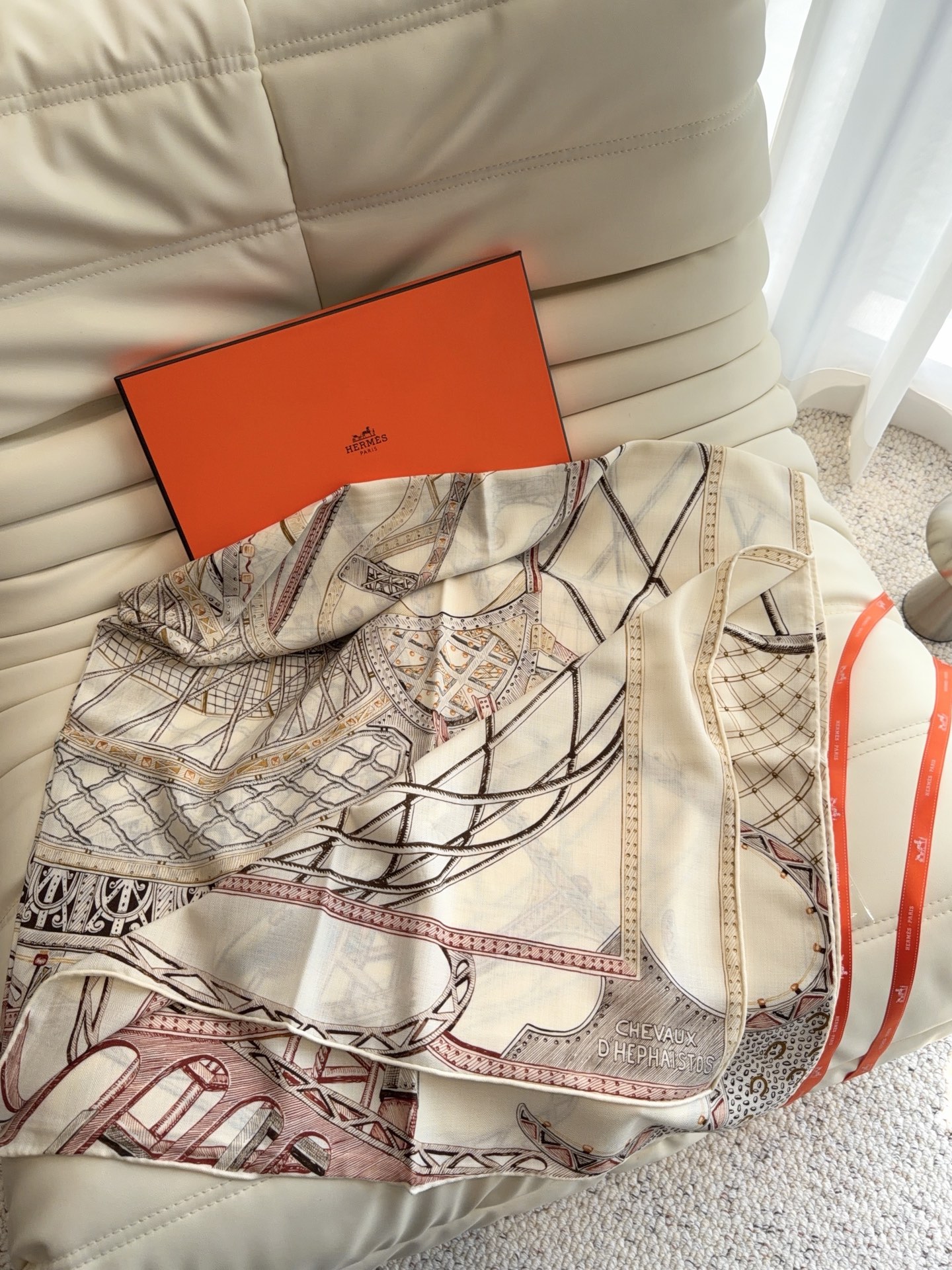 爱马仕（Hermes）2026年秋冬抢先 上新💞【双面同色丝毛方巾】手工卷边山羊绒和真丝混纺披肩（70%山羊绒，30%桑